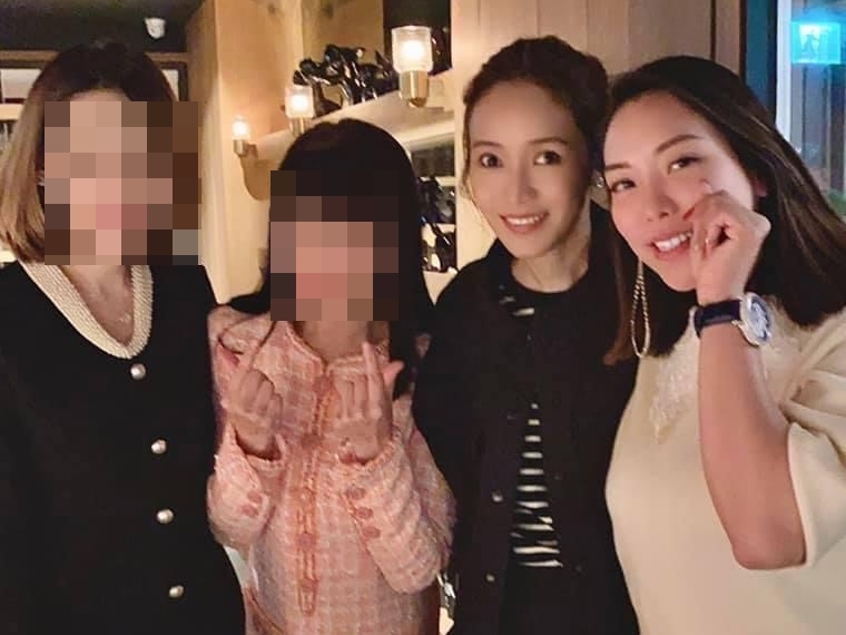 原名黃若涵的黃霈麒（右1）被指欠債不還錢，還打扮成名媛跟侯佩岑（右2）吃飯合照，讓被害人氣炸。（取自臉書）