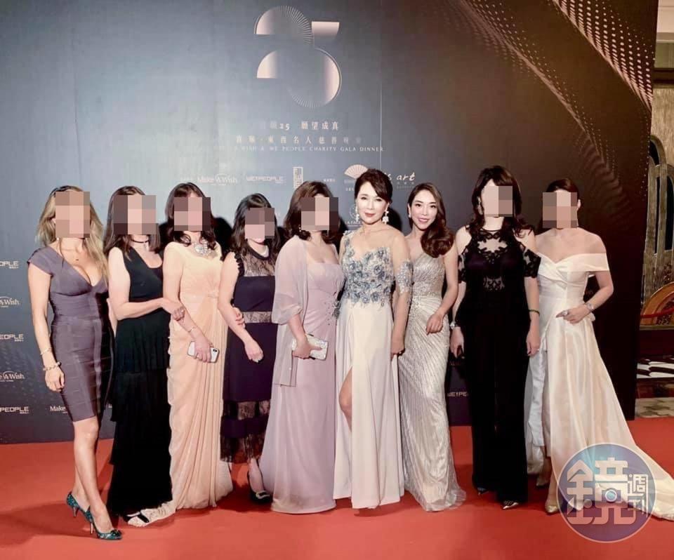 原名黃若涵的黃霈麒（右3）不還債，搖身一變成為時尚名媛，出席慈善活動和名媛張瓊玲（右4）合照。（讀者提供）