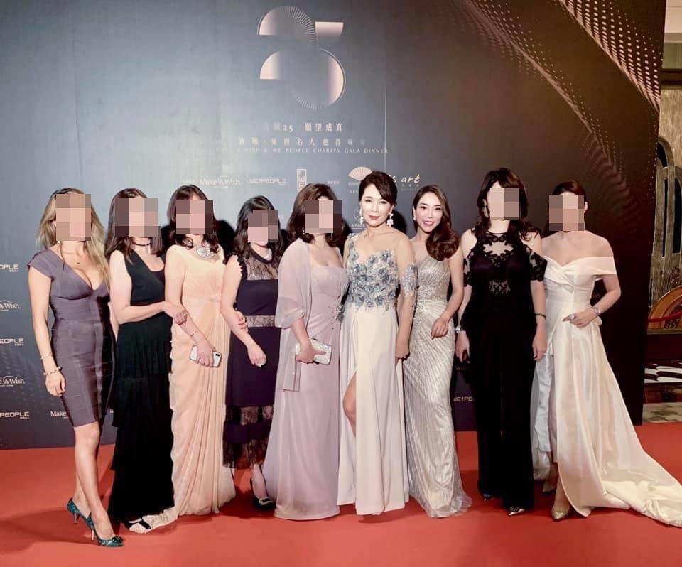 原名黃若涵的黃霈麒(右3)不還債,搖身一變成為時尚名媛,出席慈善活動和名媛張瓊玲(右4)合照。(讀者提供)