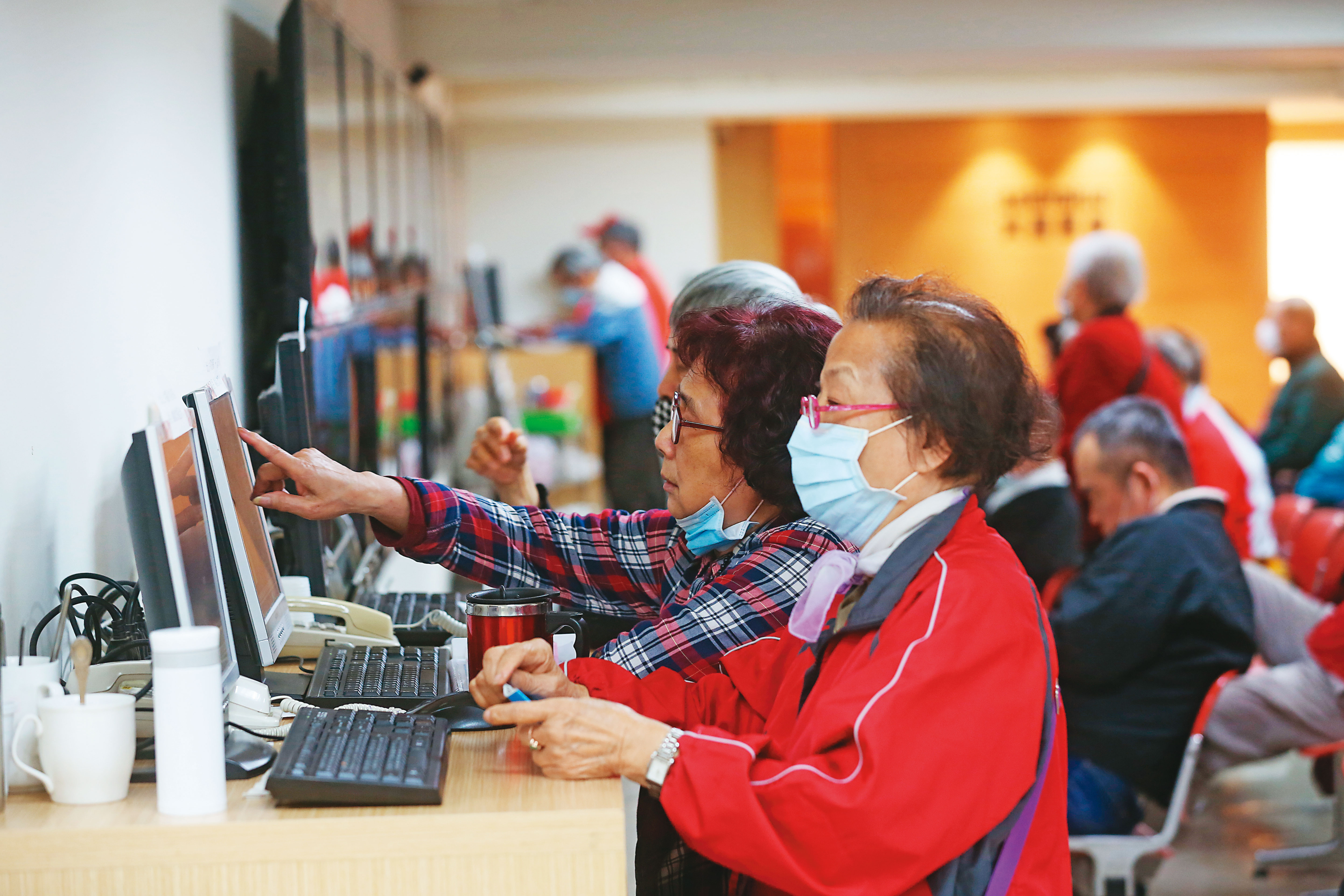 台股指數續創新高，許多投資人不敢進場，但害怕下跌所錯過的報酬，恐怕比下跌時實際的損失來得大。