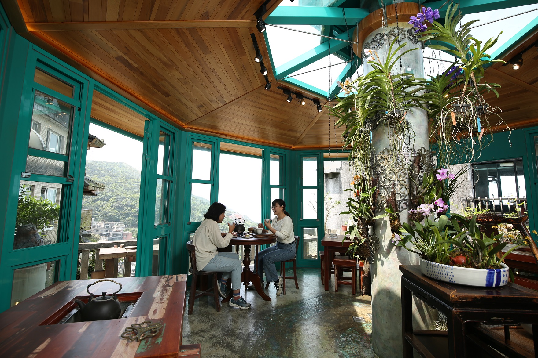 八角造型的茶屋，陽光恣意由天窗灑落。