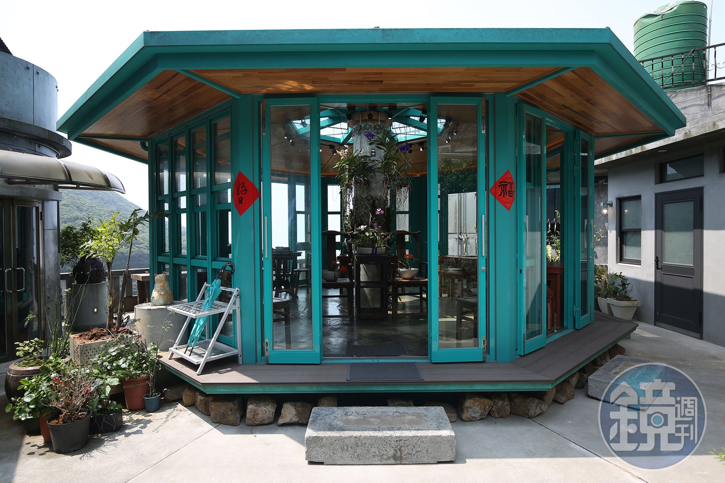 今年春天剛完工的「八角屋」，是個結合茶屋與花房的溫馨空間。