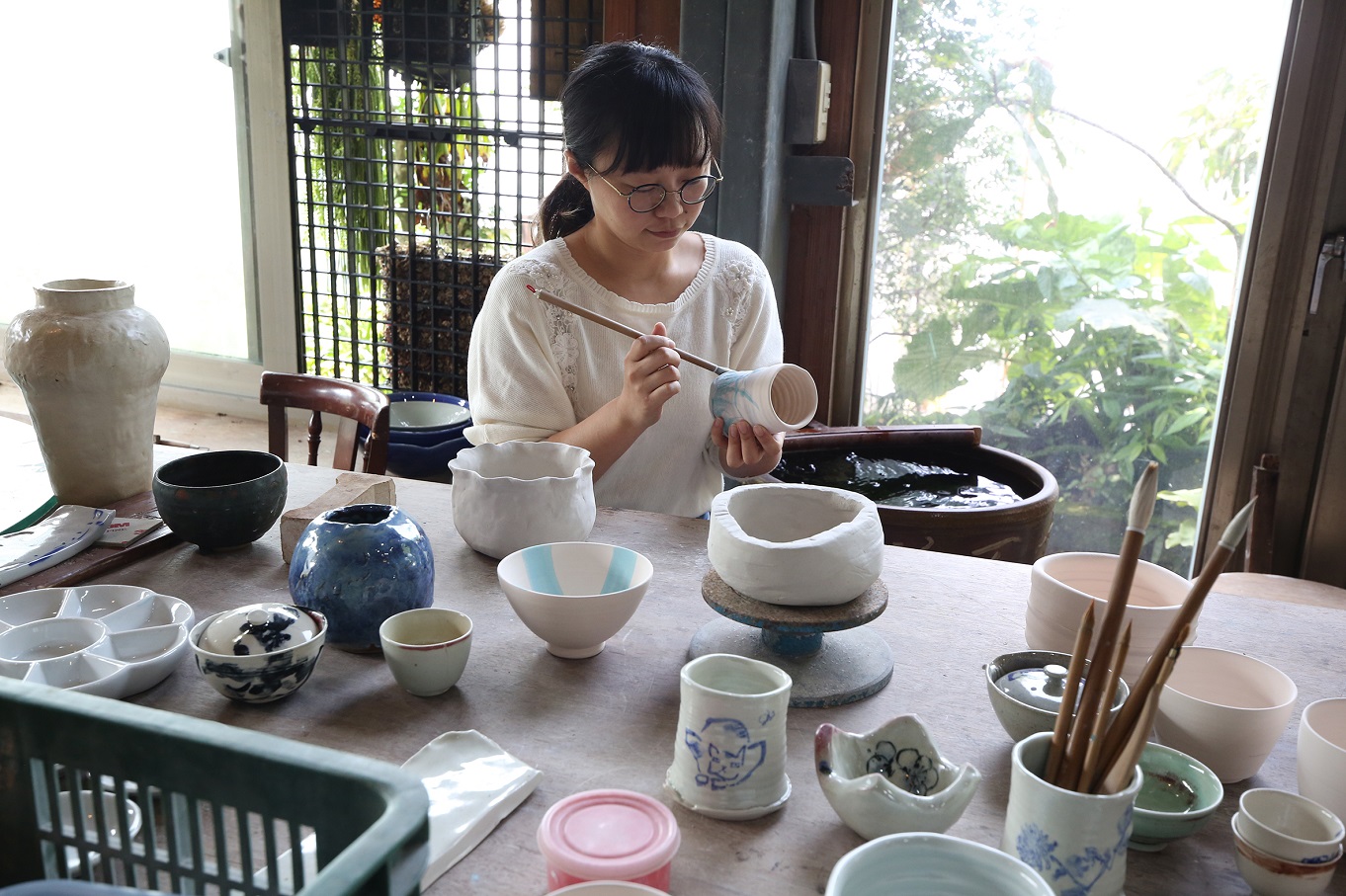 於「陶工坊」親手彩繪專屬陶杯。