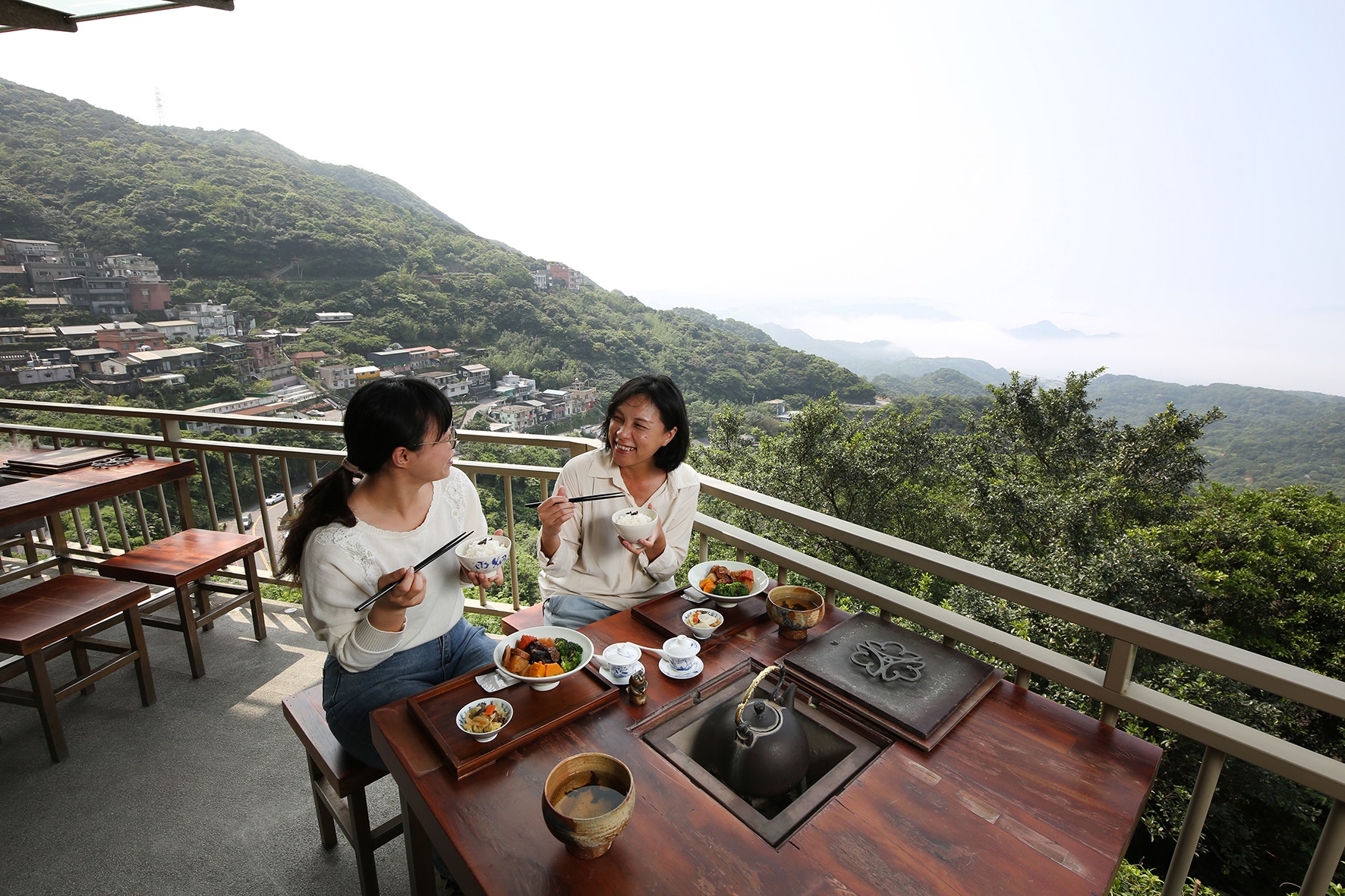 「水心月茶坊」的戶外座位區，可一邊輕鬆用餐、賞景。