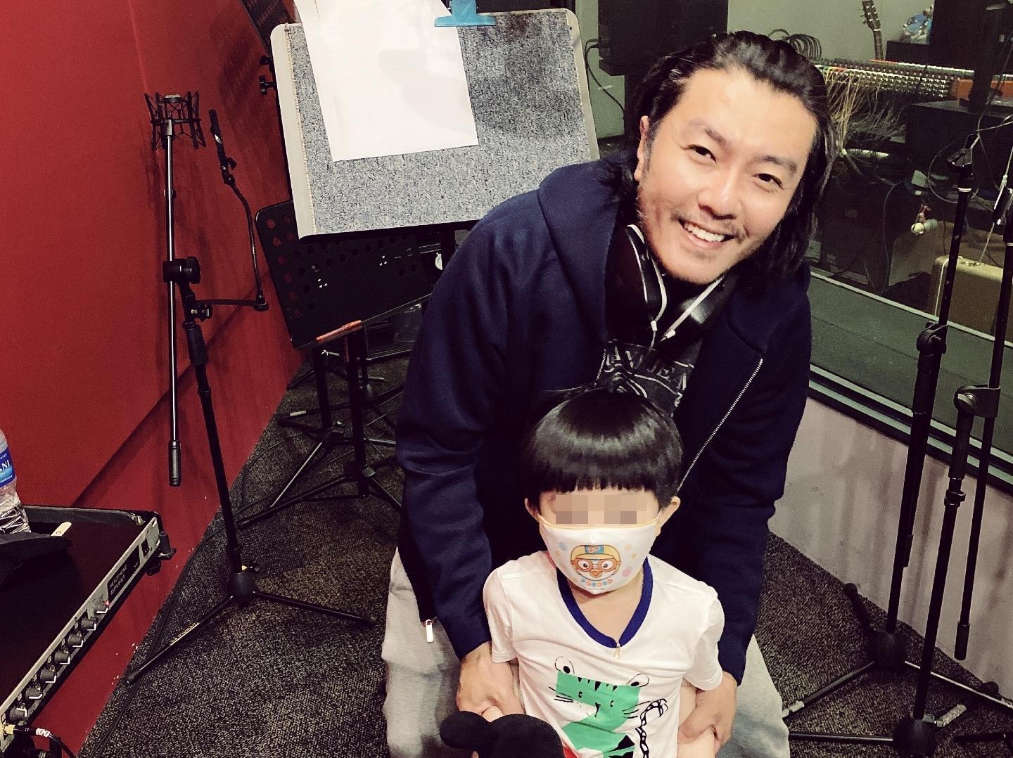 阿杜在錄音時，5歲兒子到場探班。（種子音樂提供）