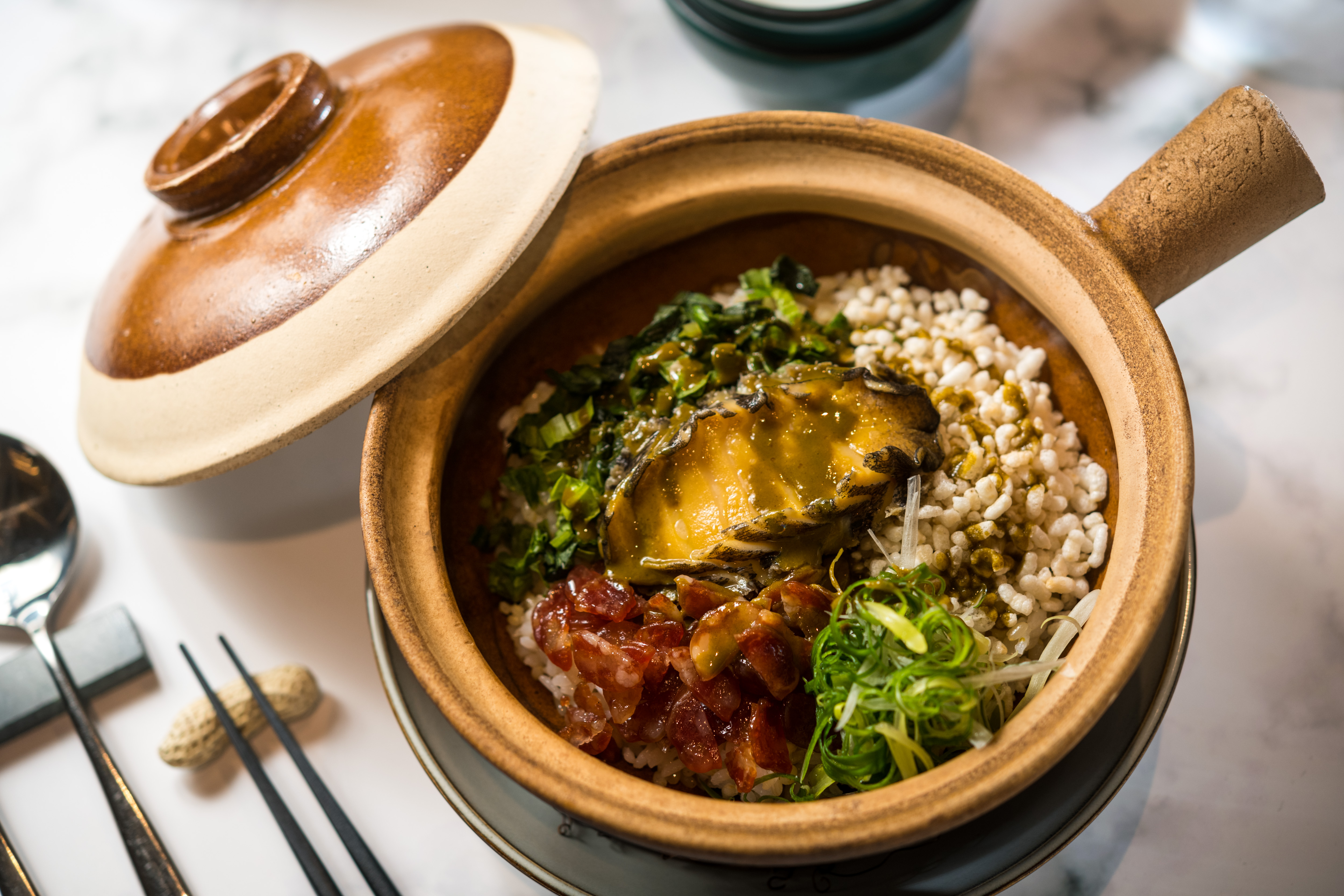 港式風味的「鮑魚煲仔飯」融合多種台灣在地食材。