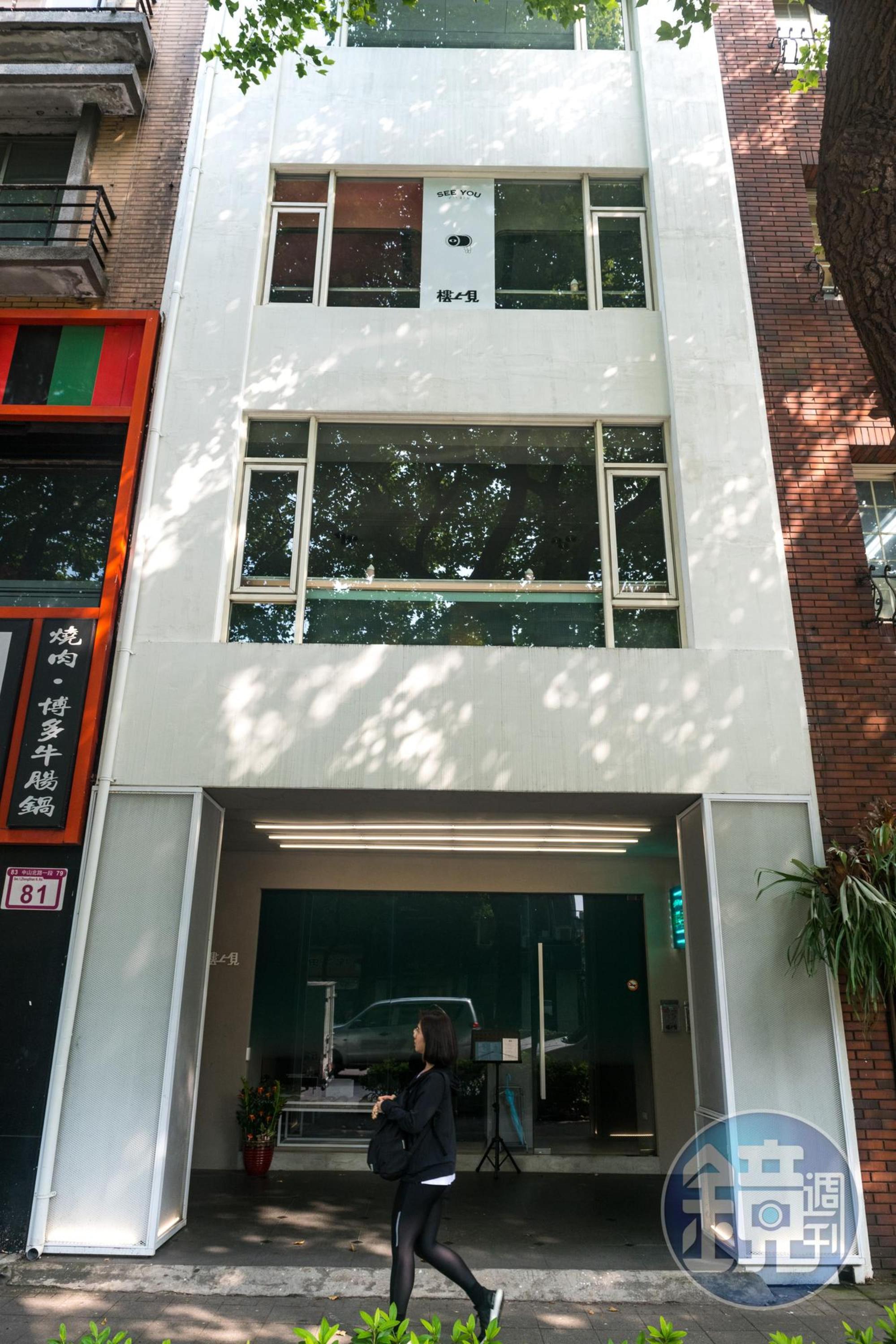 位於台北市中山北路上的4層樓白色建築，就是「樓上見」。
