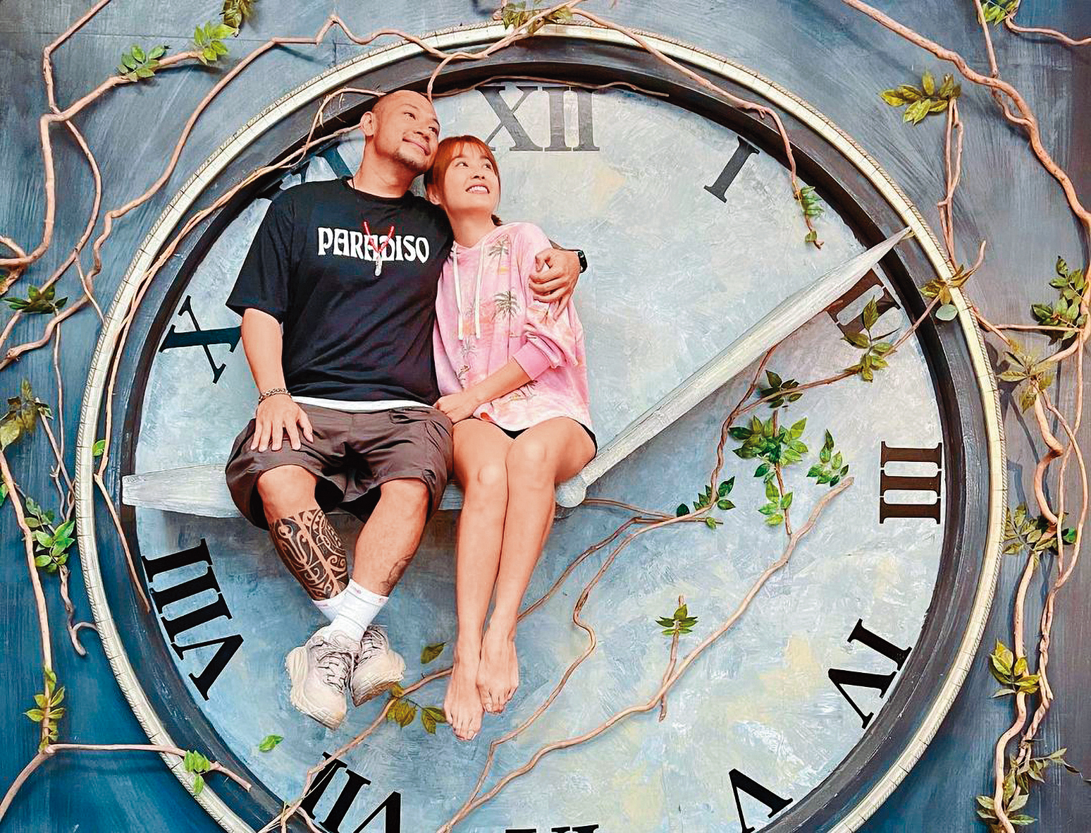 金剛（左）跟小嫻（右）去年8月高調認愛，如今兩人如小夫妻一般在屏東墾丁生活，更不時於社群網站放閃。（翻攝自金剛IG）