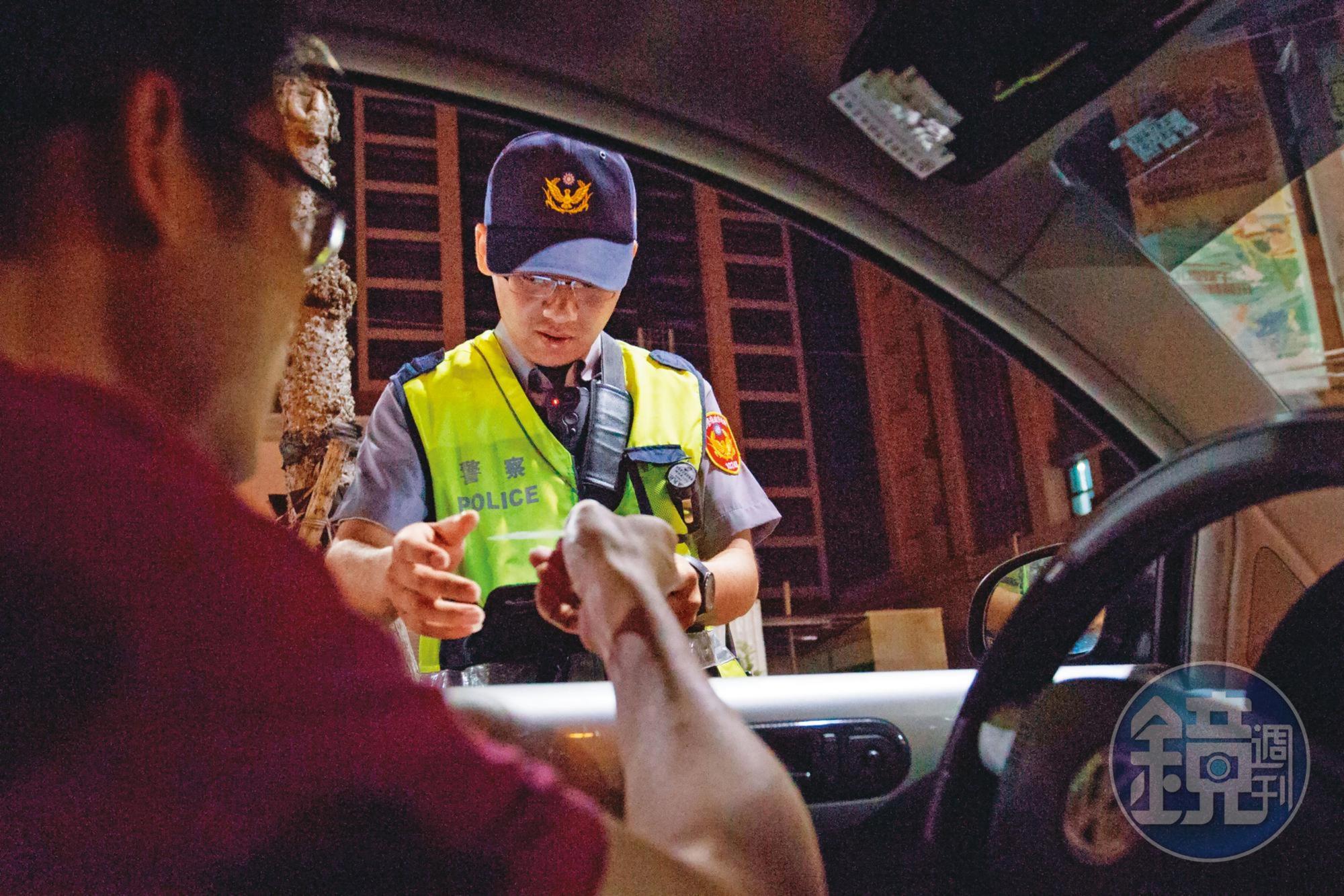 依《警察職權行使法》規定，警察攔檢盤查須「以防止犯罪，或處理重大公共安全或社會秩序事件而有必要者為限」。（示意畫面，圖非當事人）