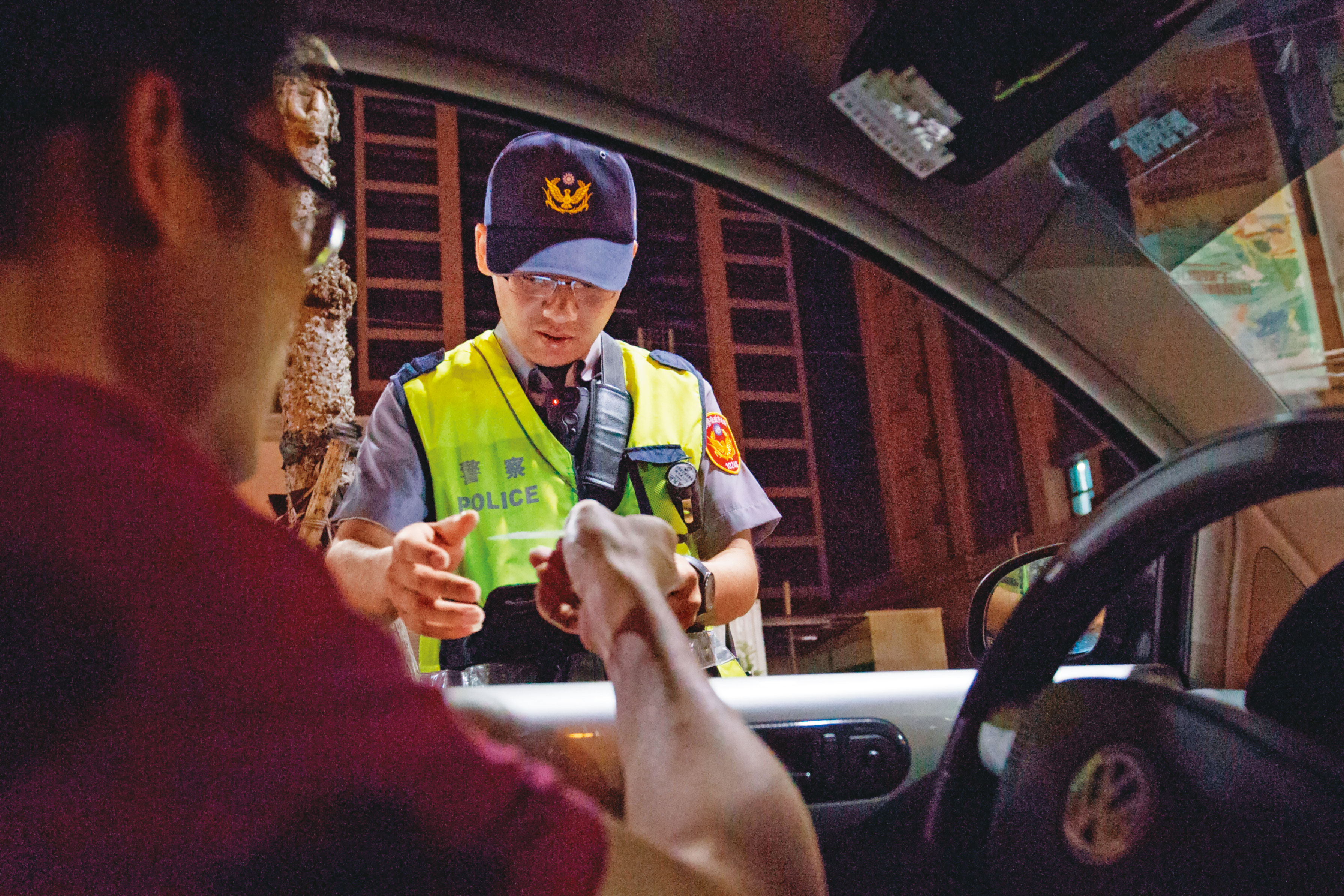 依《警察職權行使法》規定，警察攔檢盤查須「以防止犯罪，或處理重大公共安全或社會秩序事件而有必要者為限」。（示意畫面，圖非當事人）