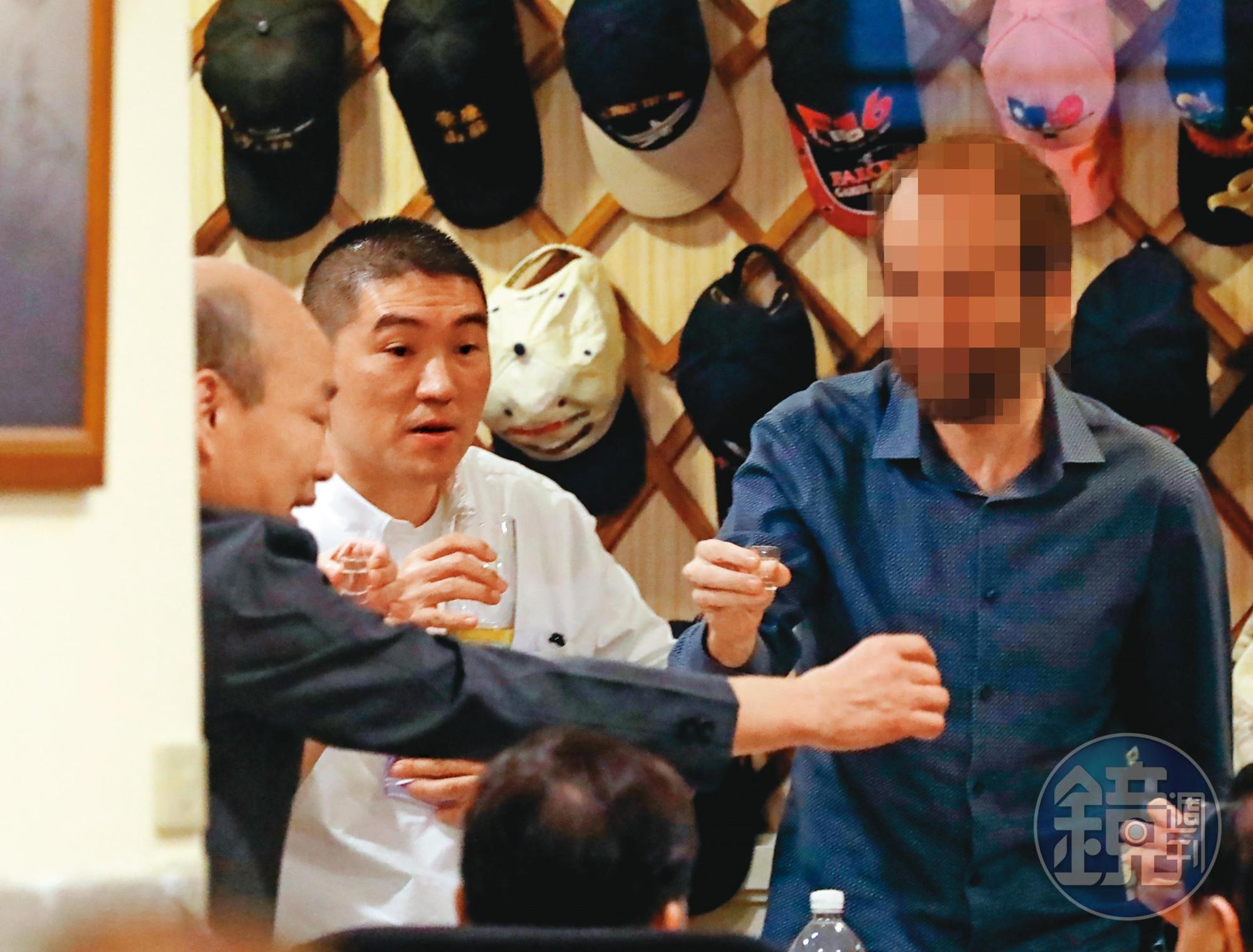 本刊直擊,近日鮮少有公開行程的韓國瑜(左)本月6日赴台北信義路某間餐館,與昔日戰友、前立委謝國樑(中)等友人餐敘。