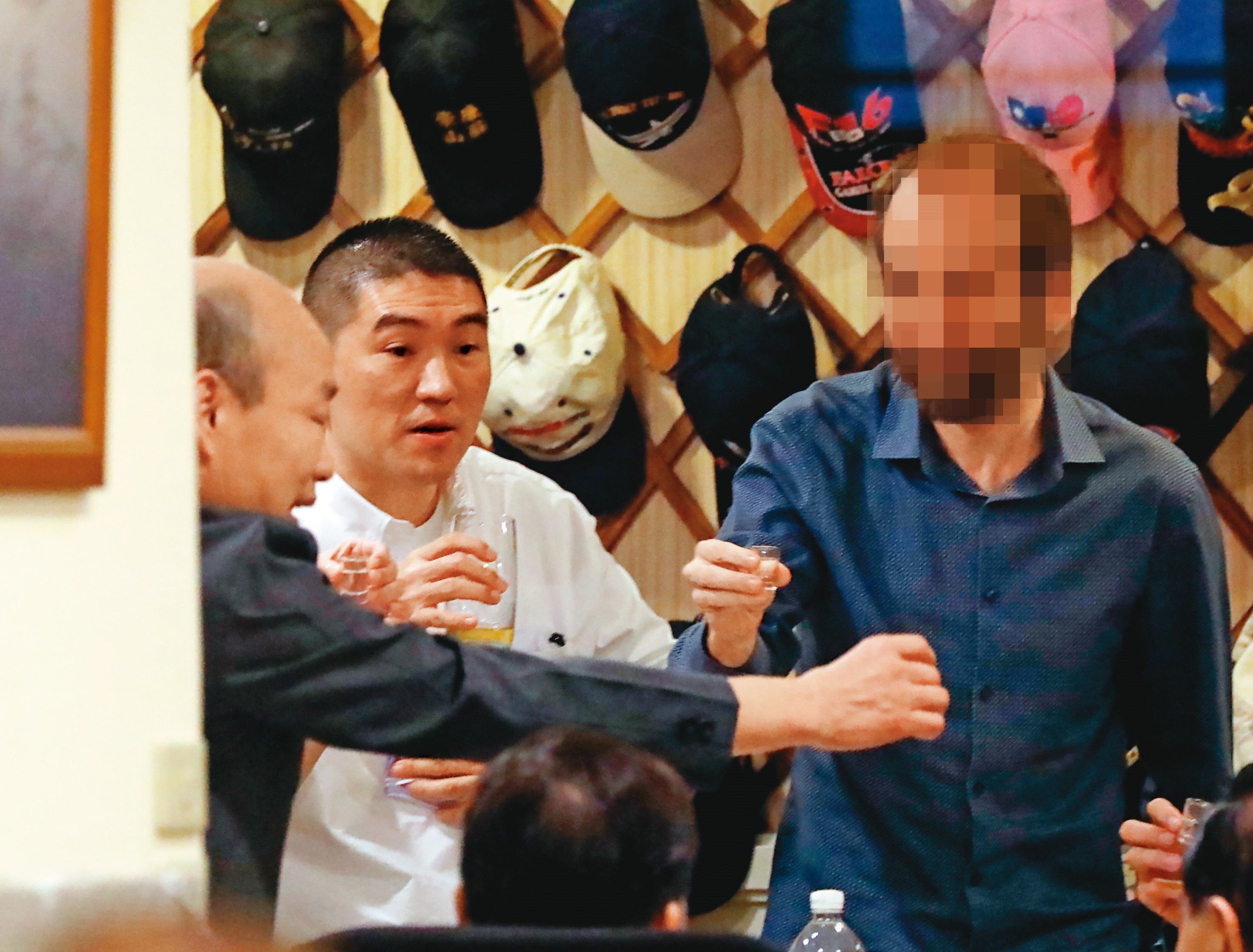 本刊直擊，近日顯少有公開行程的韓國瑜（左）本月6日赴台北信義路某間餐館，與昔日戰友、前立委謝國樑（中）等友人餐敘。