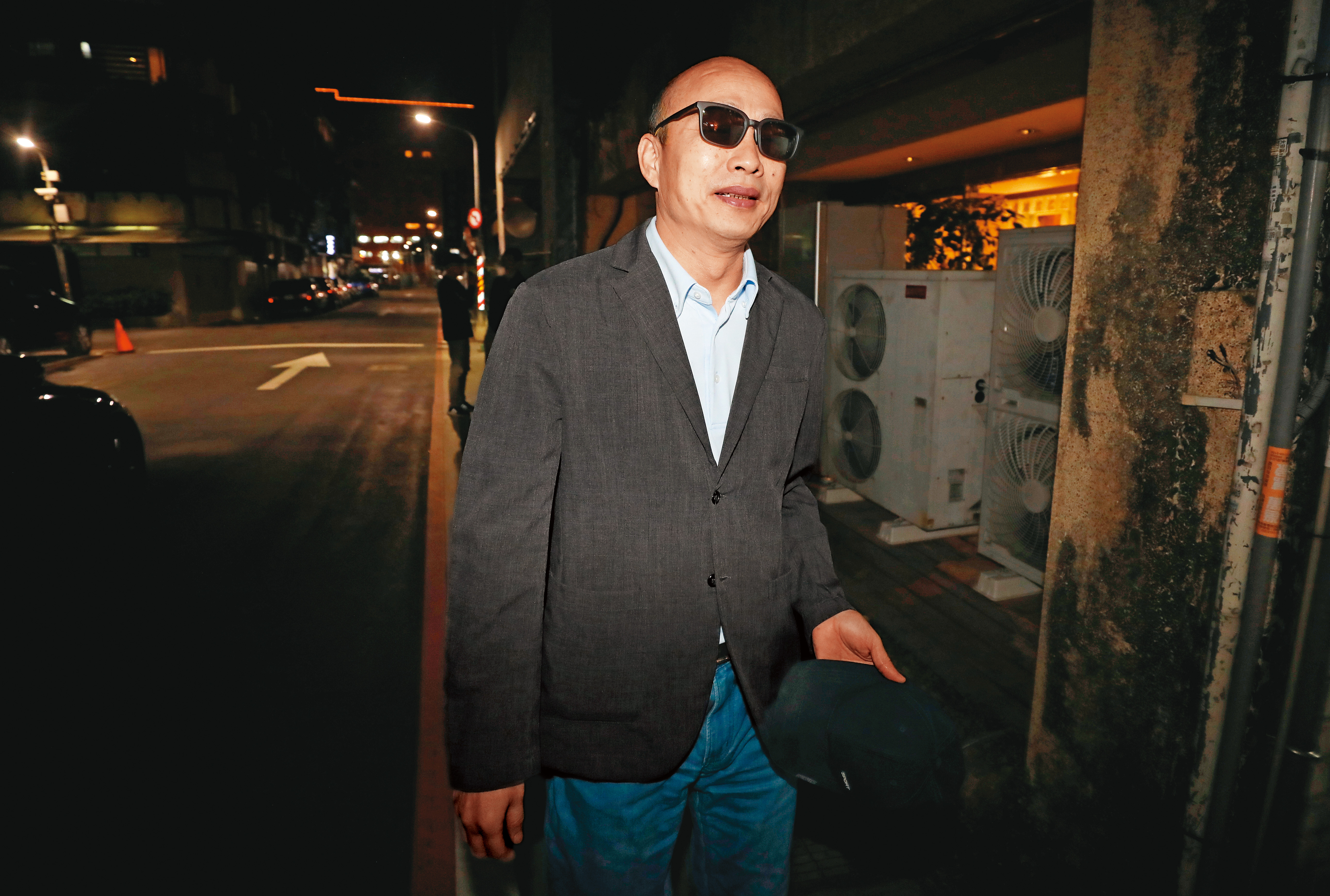 本刊直擊，韓國瑜6日晚間與友人在台北餐敘，暗巷內卻戴著墨鏡，疑似動了眼部手術。