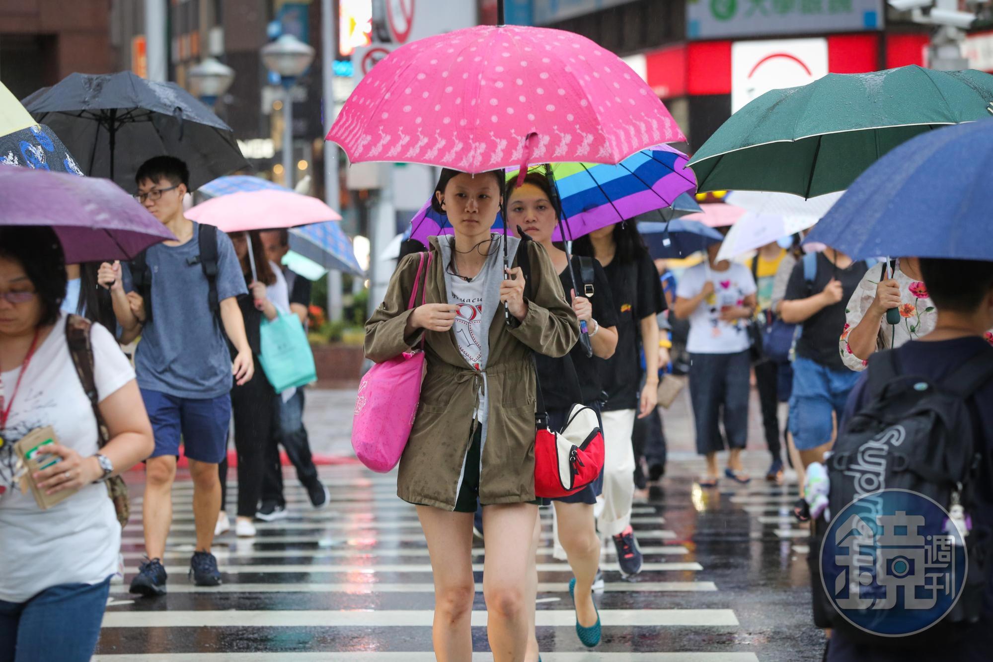 明天鋒面接近逐漸有雨,週四鋒面通過,全台有雨。(本刊資料照)