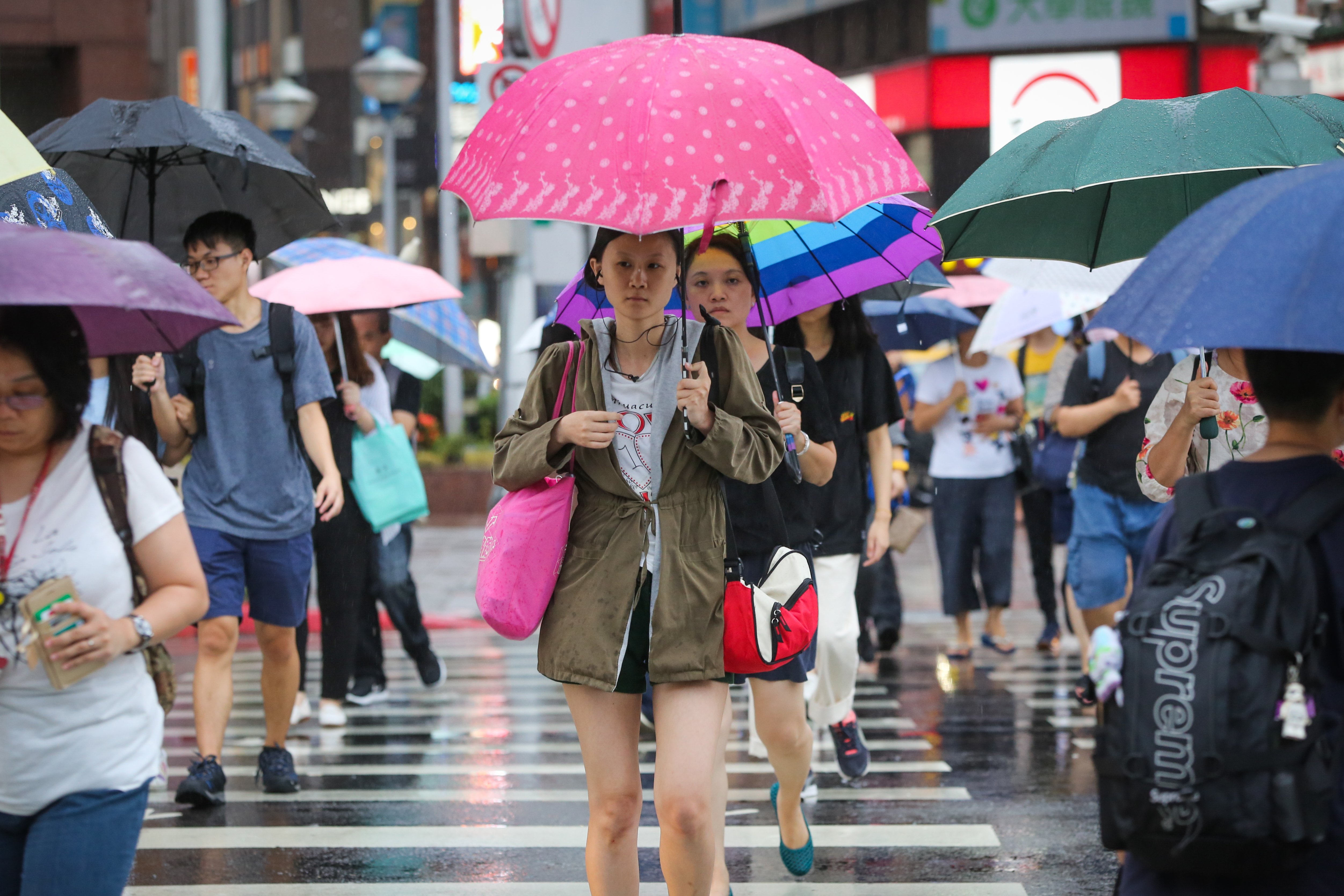 明天鋒面接近逐漸有雨，週四鋒面通過，全台有雨。（本刊資料照）