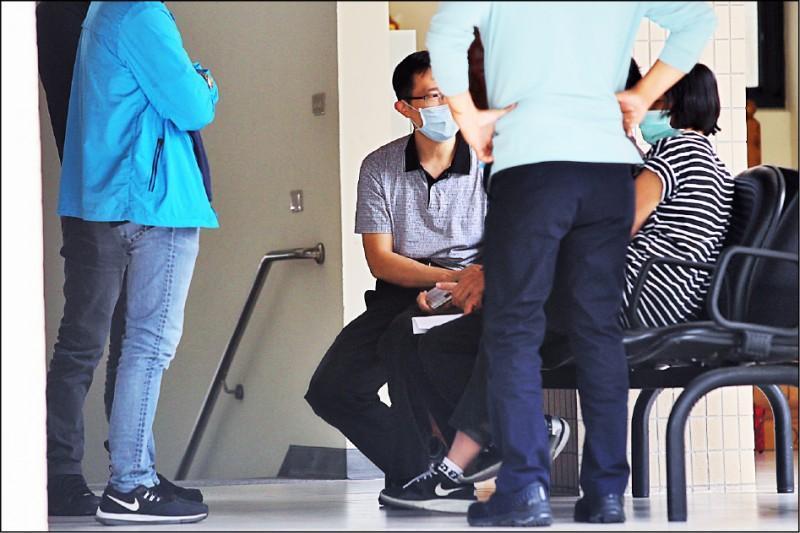 台北市刑大同事,到殯儀館慰問集體自殺的張姓分隊長家屬。(讀者提供)