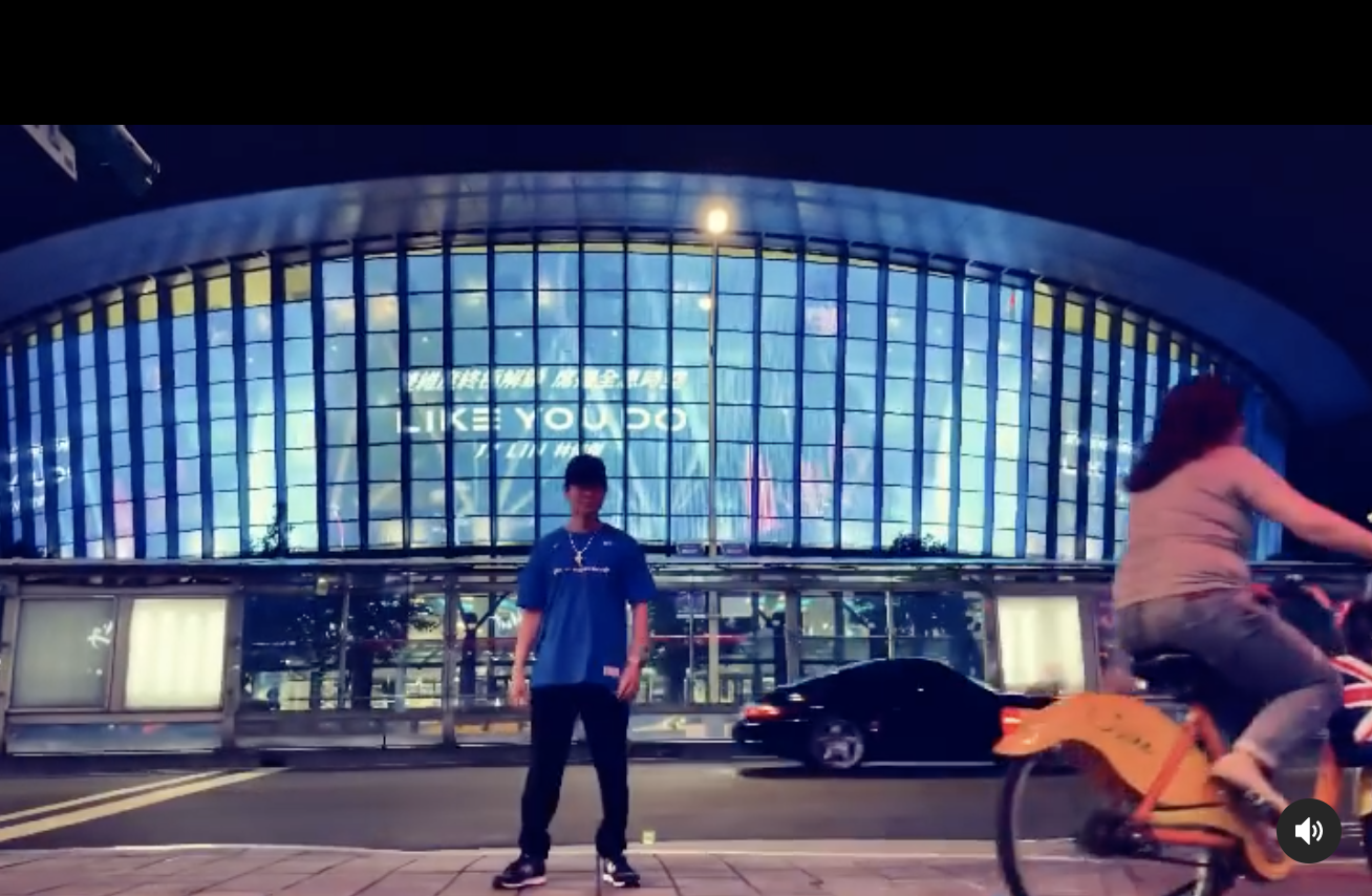 林俊傑昨在台北小巨蛋前跳舞，路人經過都沒發現。（翻攝林俊傑IG）