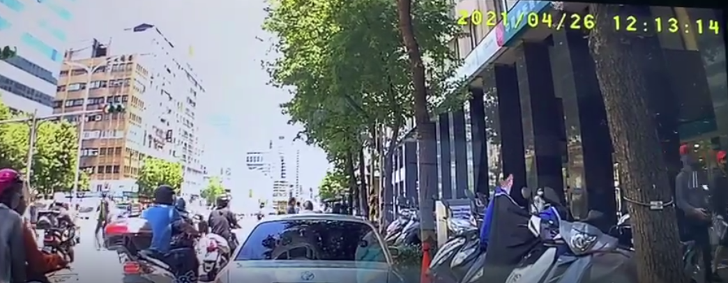 由民眾提供的畫面可得知有2名男子發灑傳單、丟擲雞蛋。（翻攝畫面）