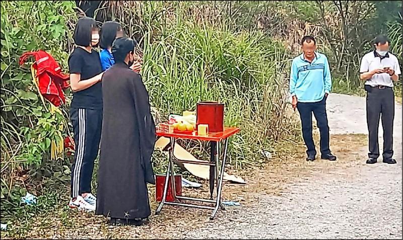 北市交大張姓分隊長離奇輕生，他的2個妹妹在現場招魂。（翻攝畫面）