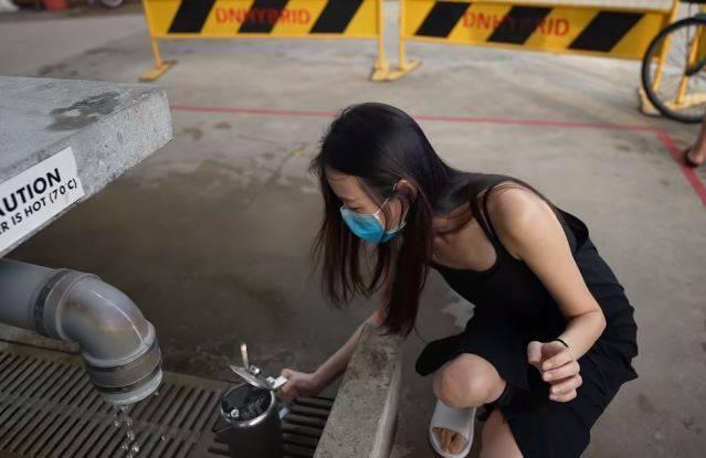 台灣網紅林啟晨在新加坡三巴旺溫泉公園烹調食物野餐惹議。(翻攝自YouTube)