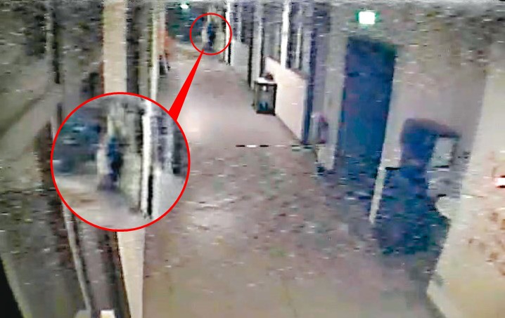 陳慶和換穿黑色帽T，刻意以帽遮臉，強行闖入研究室恐嚇教授。（讀者提供）