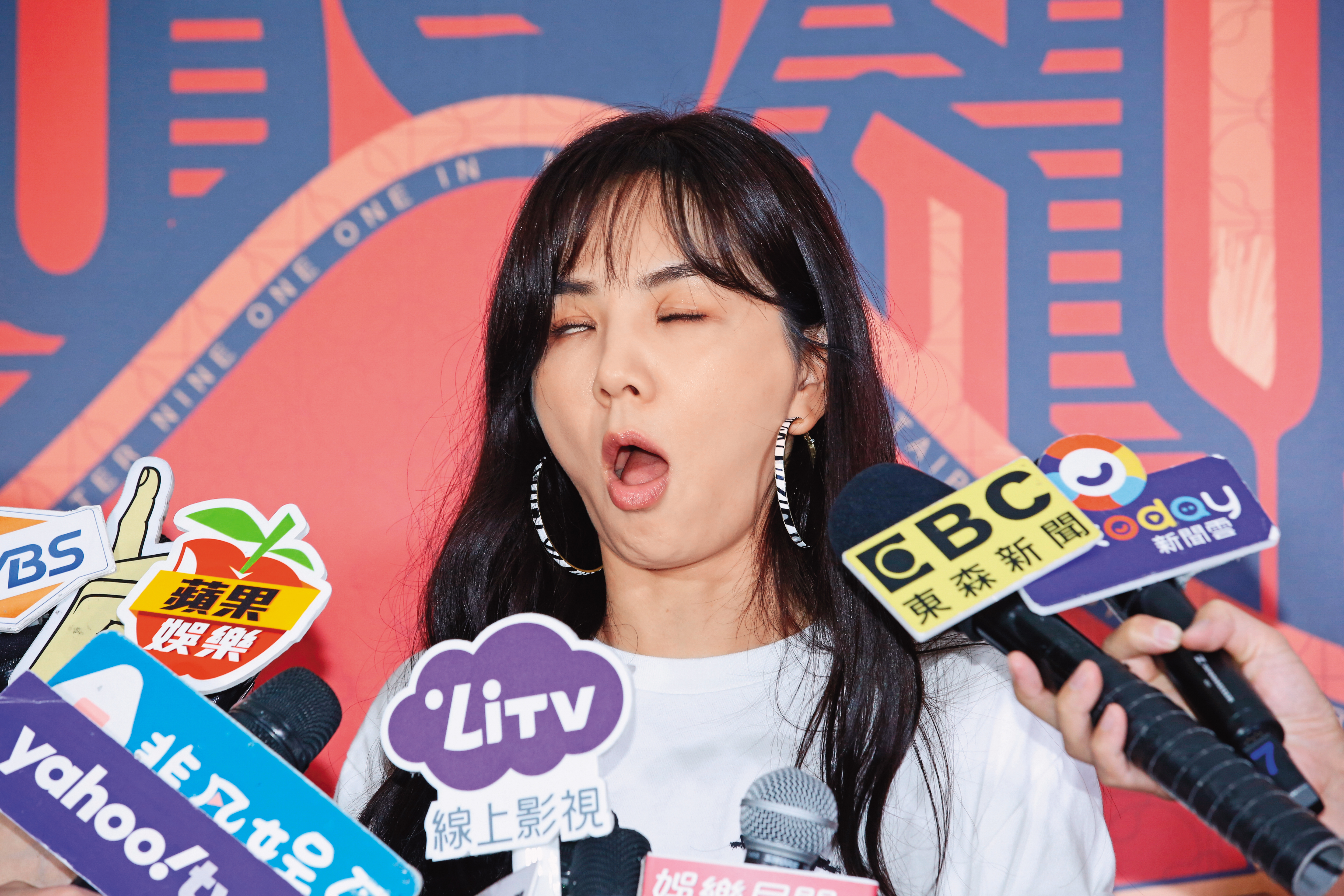 Ella捧場玖壹壹的演唱會，坦言「身上都是臭豆腐的味道」，J個「眼」技說明臭味是生化武器等級。（暈）