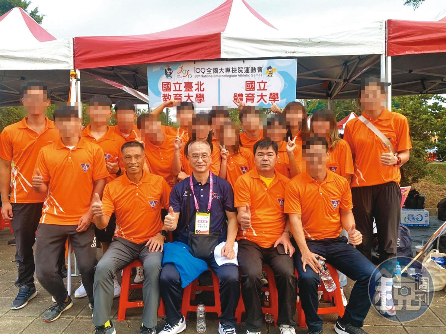陳慶和(前左2)帶著學務長(前左1)主祕(前右2)直闖教授研究室,宛如黑道尋仇。(讀者提供)