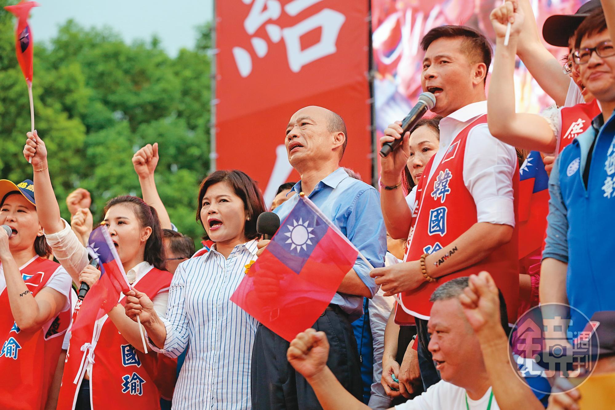 韓國瑜近日走訪地方,發覺地方派系對是否挺他選主席態度保留,妻子李佳芬也不支持。圖為2019年6月韓國瑜在凱道造勢。
