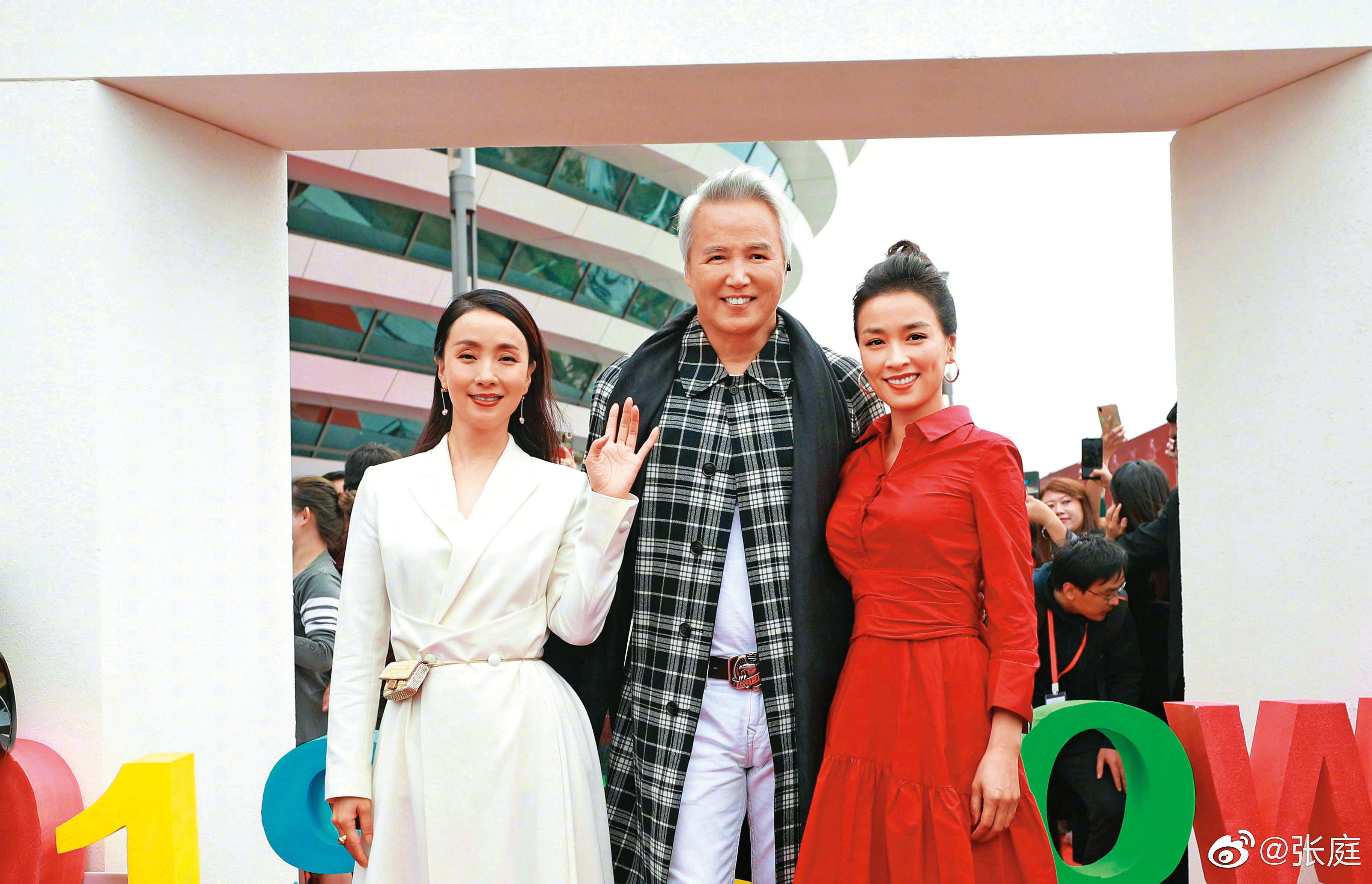 先前媒體報導，張庭（右）砸人民幣17億元（約新台幣73億元），買下中國大陸黃浦江邊的大樓，並稱她答應其中一層樓完工後，要送給陶虹（左）當辦公室。中為林瑞陽。（翻攝自張庭微博）