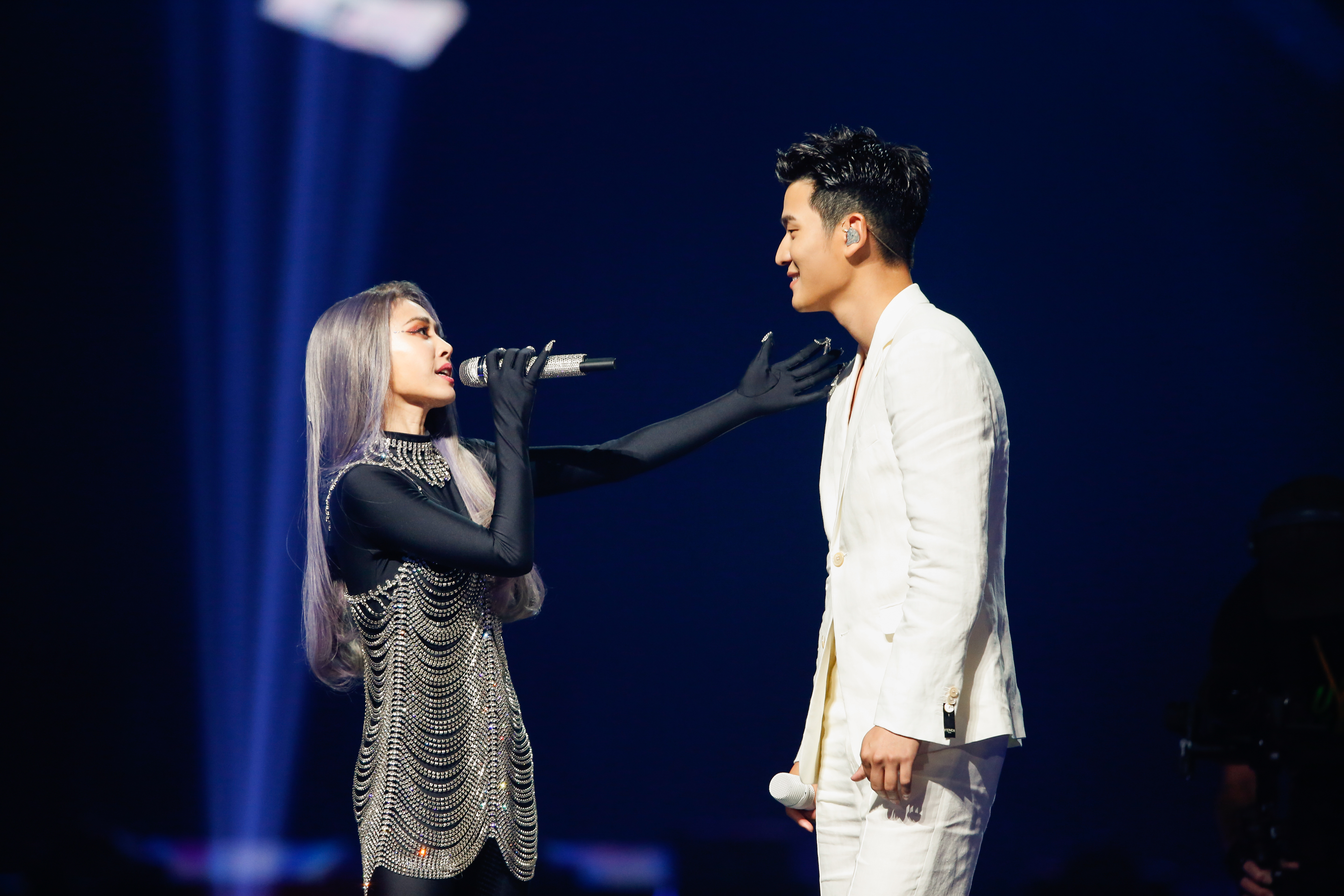 蔡依林演唱會壓軸場邀請亞洲創作新天王周興哲合唱20年前的經典歌曲〈你怎麼連話都說不清楚〉，掀起全場高潮。