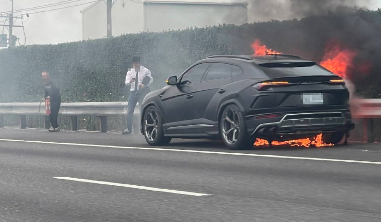 藍寶堅尼超跑休旅車停靠在國道路肩後，駕駛才剛下車不久，整台車就當場燃燒變成火球。（翻攝自記者爆料網粉專）