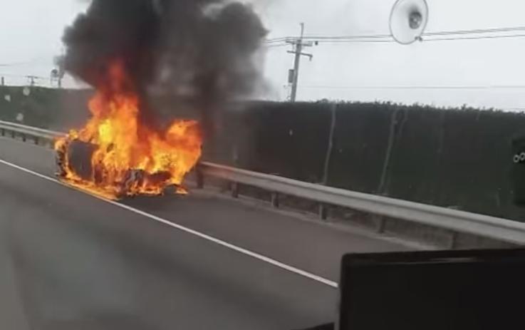 整台藍寶堅尼超跑休旅車就當場燃燒變成火球。（翻攝自記者爆料網粉專）