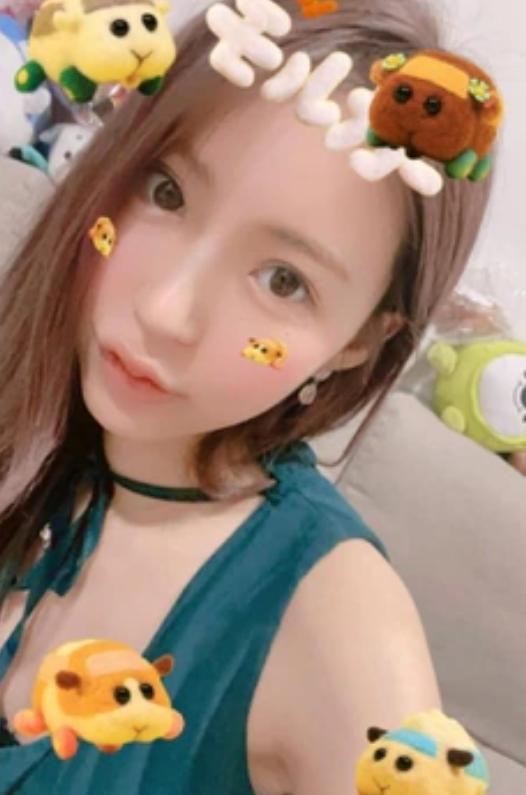 寧寧PO出一張「素顏照」,在網路上掀起一波熱議。(翻攝自寧寧ig)