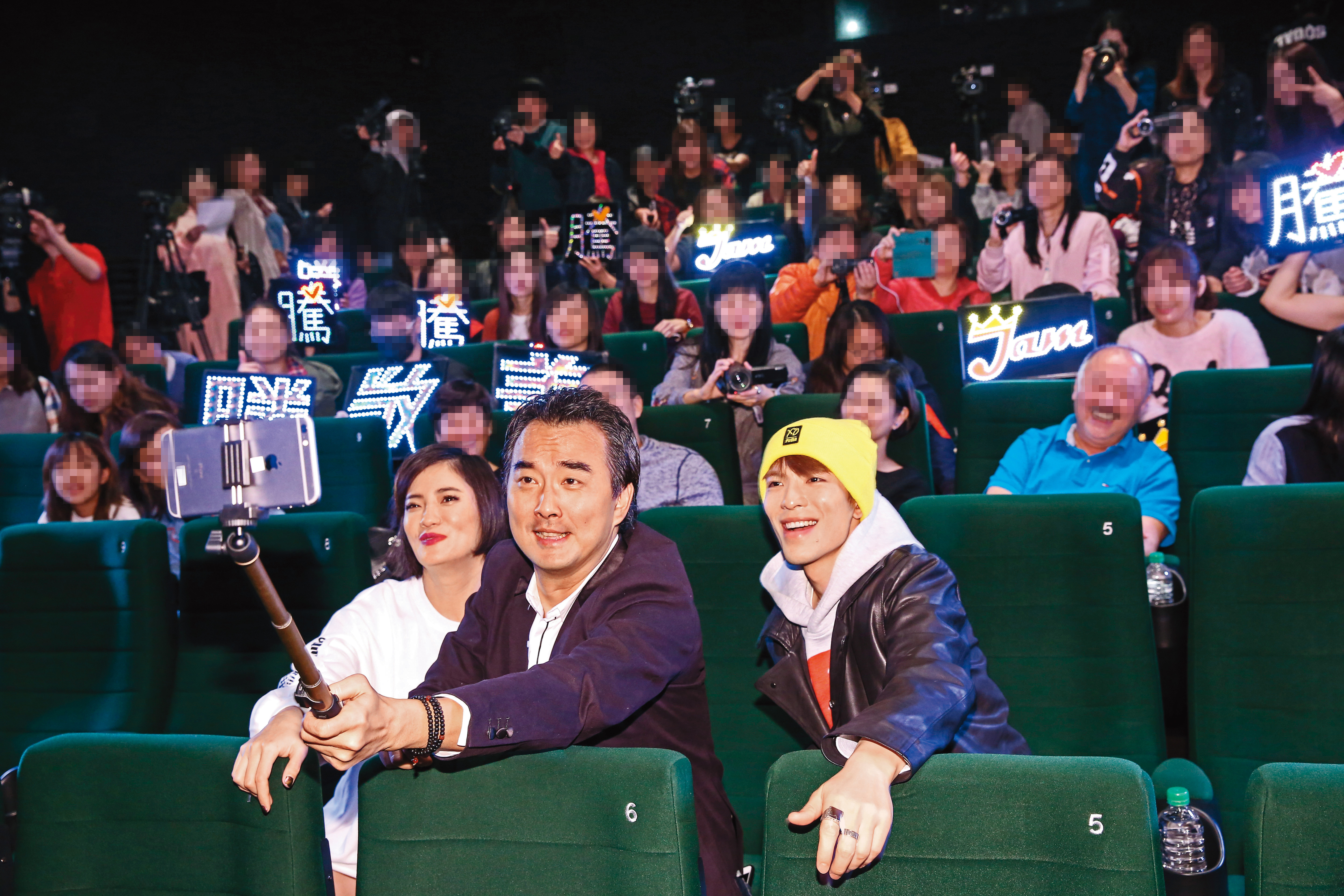 過往蔡岳勳（中）拍攝《深夜食堂》已跟陳意涵合作，當時兩人已算盡釋前嫌，如今工作起來也已無破冰問題。右為蕭敬騰。