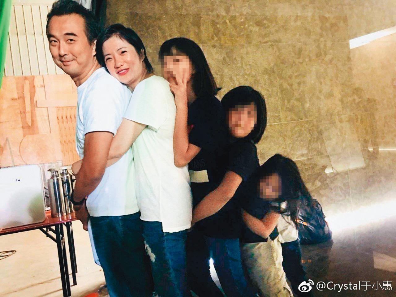 之前蔡岳勳因為《痞子》捧紅一干藝人,但後來是非也頗多,老婆于小惠在微博上表示一家人都會是他的後盾。(翻攝自于小惠微博)