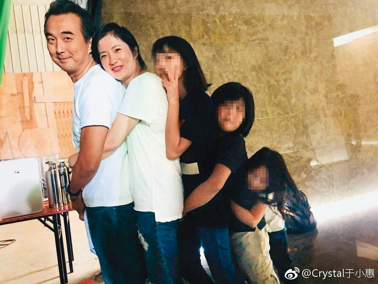之前蔡岳勳因為《痞子》捧紅一干藝人，但後來是非也頗多，老婆于小惠在微博上表示一家人都會是他的後盾。（翻攝自于小惠微博）