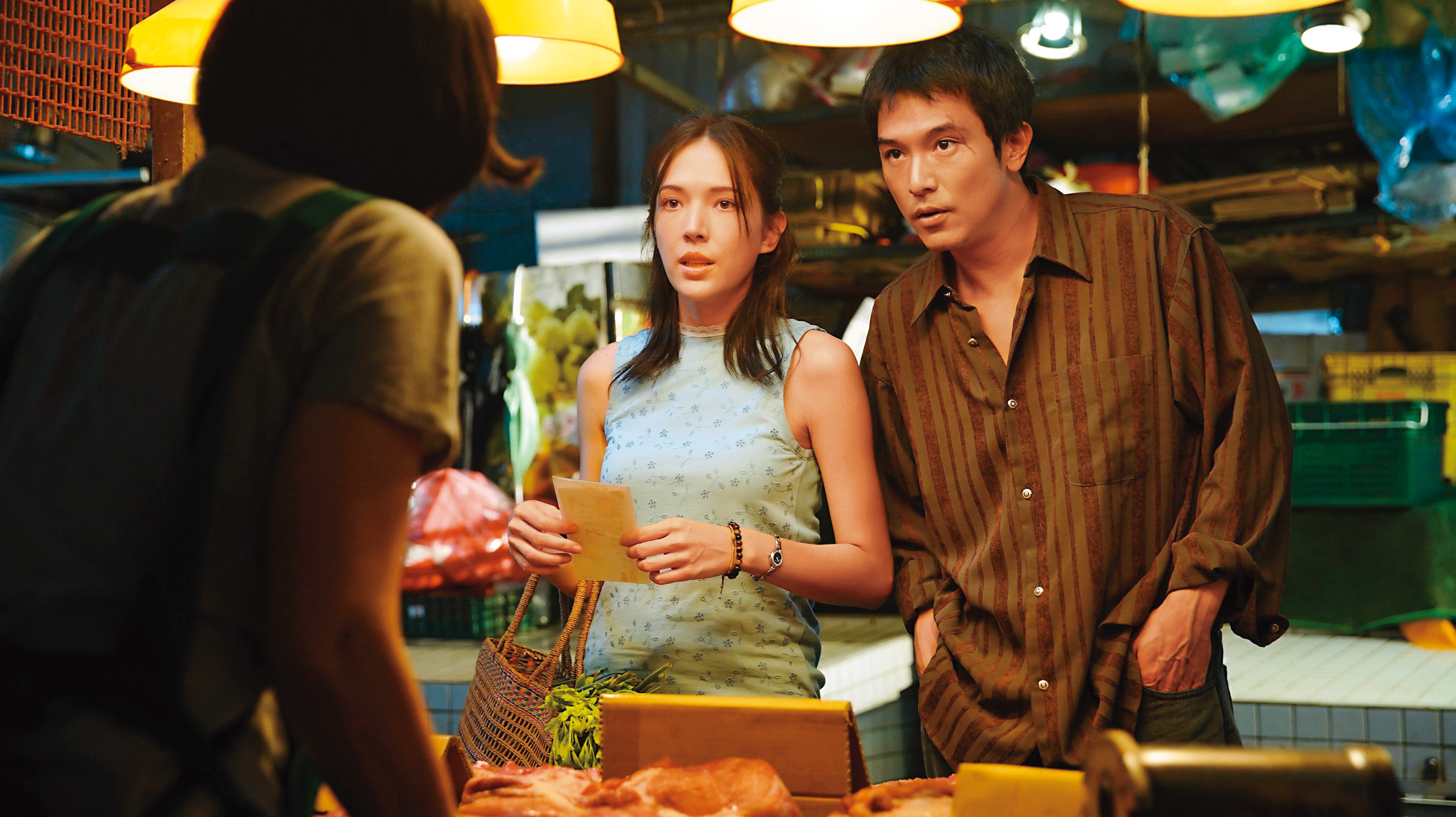 邱澤（右）深耕台灣的戲劇圈，並以《當男人戀愛時》成為破3億元票房的人氣男星。左為許瑋甯。（金盞花大影業提供）