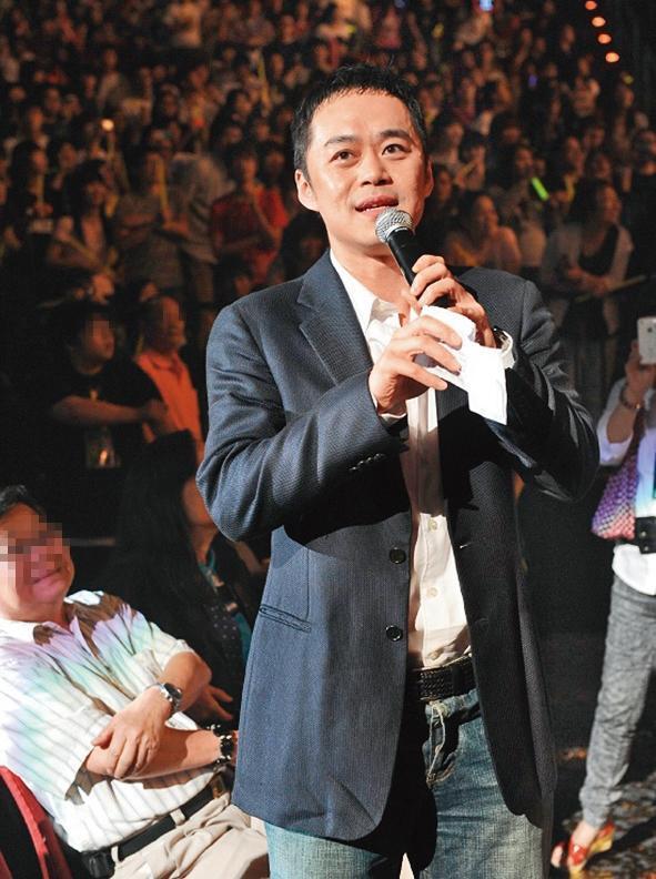 在S.H.E演唱會上,阿中拿著麥克風,甜喊「老婆」向Selina告白。(東方IC)