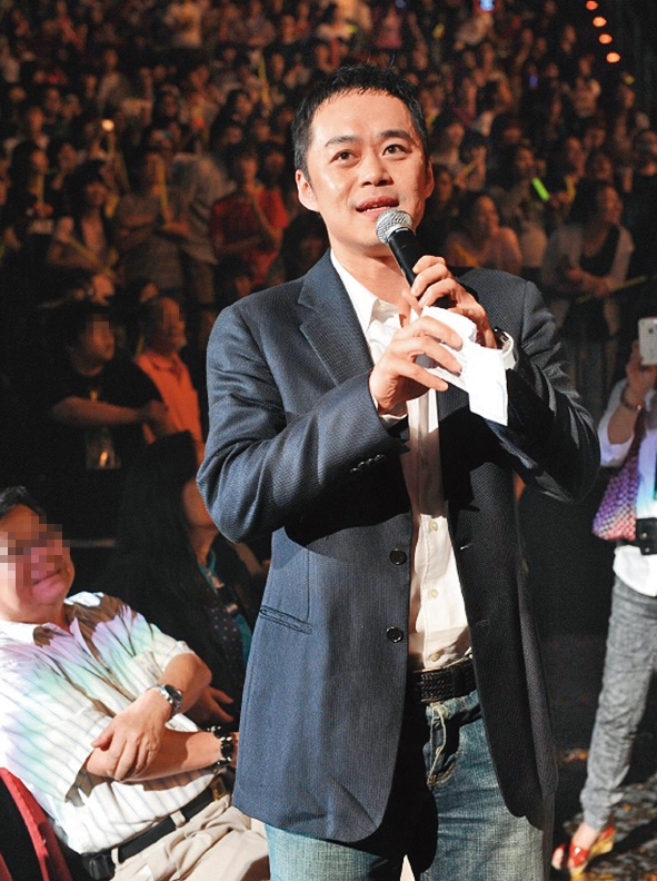 在S.H.E演唱會上，阿中拿著麥克風，甜喊「老婆」向Selina告白。（東方IC）