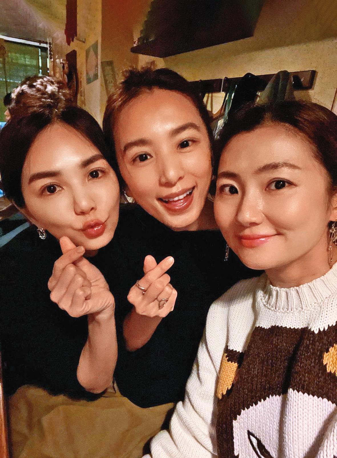 Selina(右)約會小鮮肉,Hebe(中)與Ella(左)都持觀望態度。(翻攝自Selina IG)