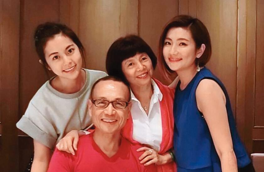 目前單身的Selina(右),對戀愛仍有期待但不強求,反而是任媽(右二)比她著急,妹妹任容萱(左)也會幫忙介紹對象。(翻攝自Selina臉書)