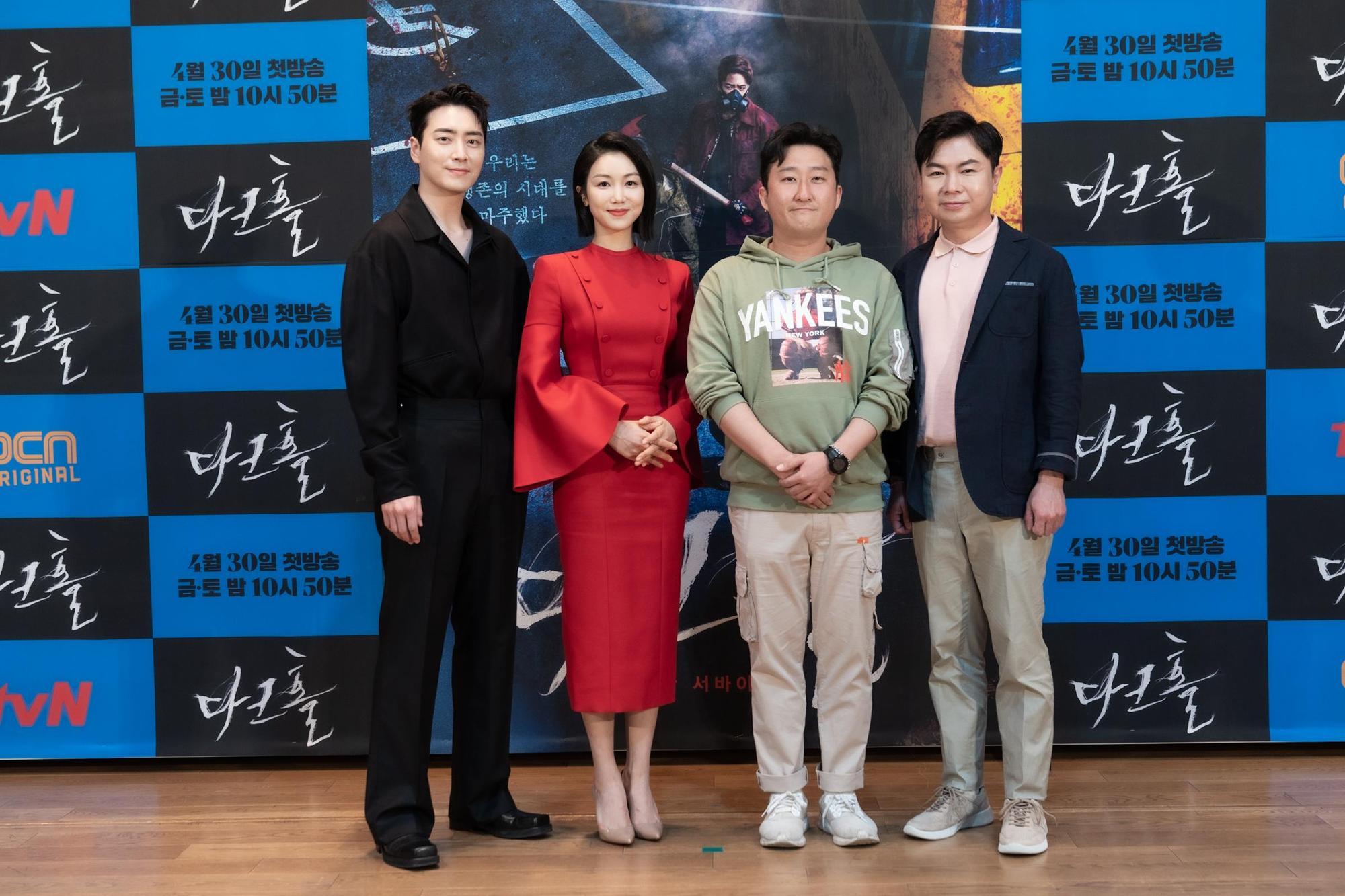 李浚赫（左起）、金玉彬、導演金奉柱與林元熙出席《黑洞》記者會。（friDay影音提供）