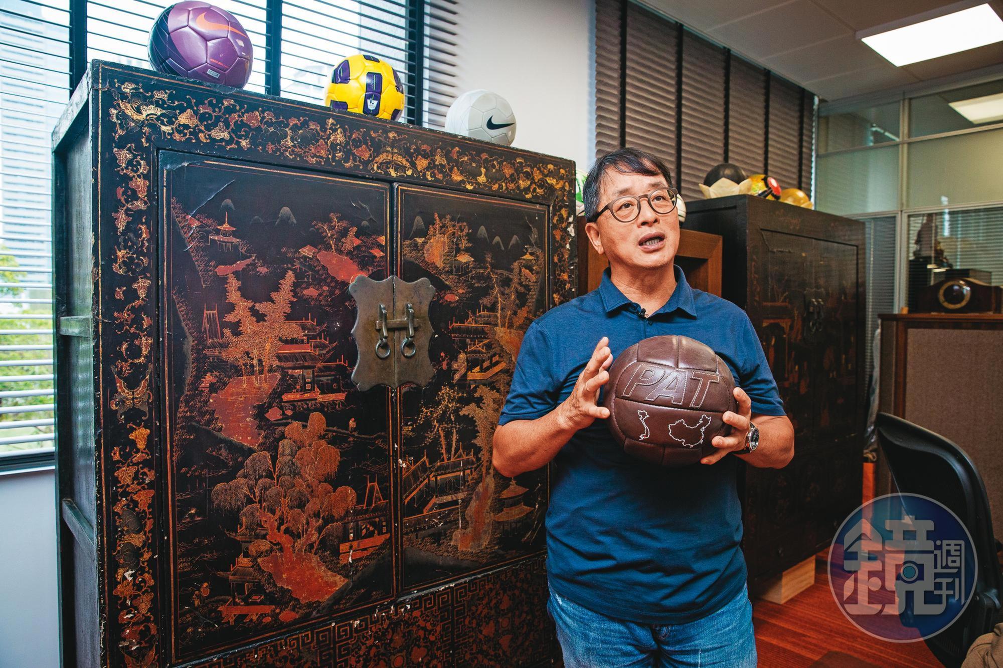 對足球運動情有獨鍾，陳維家位於台中七期總部的辦公室，骨董櫥櫃上擺放多顆足球。