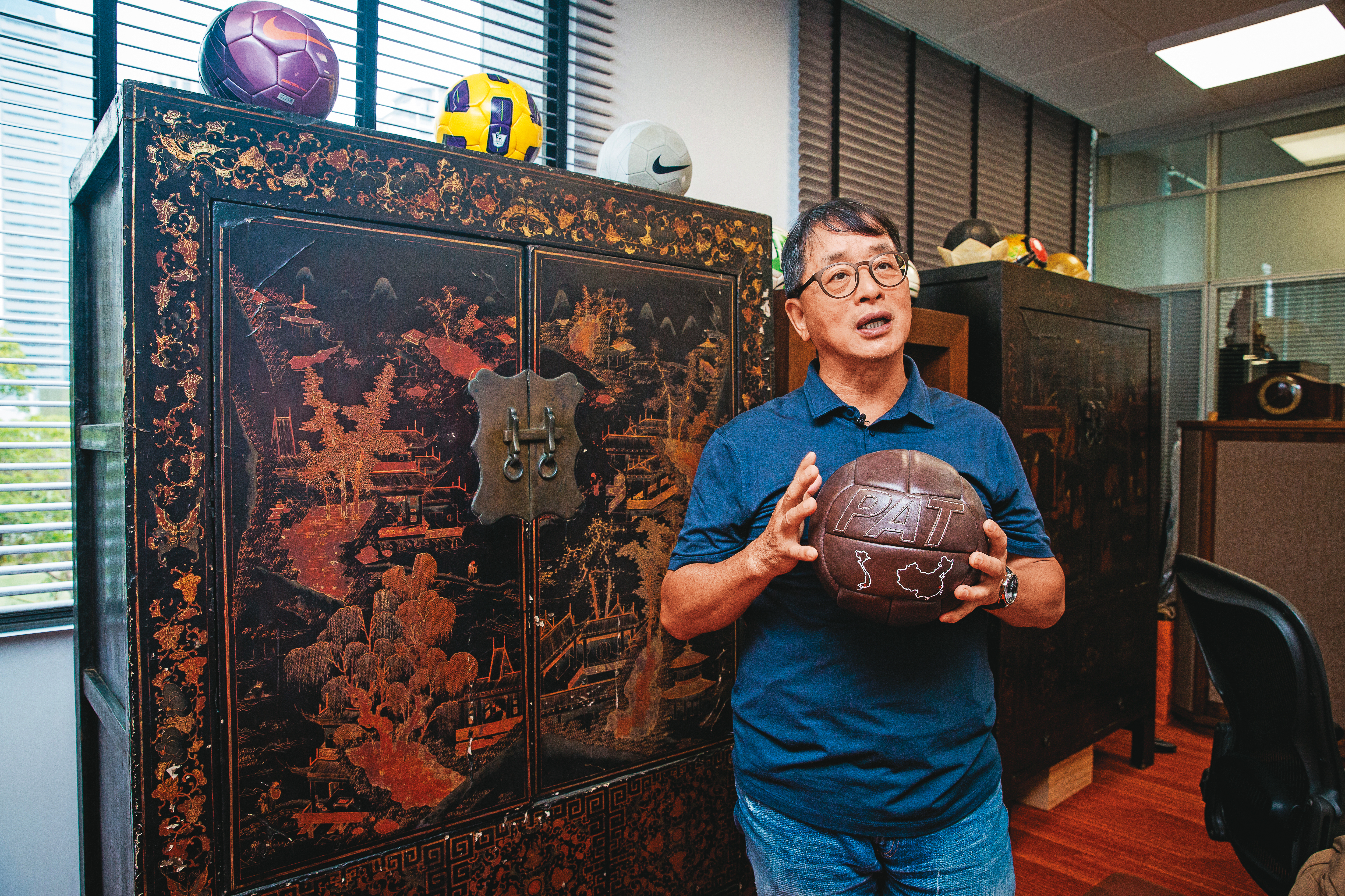 對足球運動情有獨鍾，陳維家位於台中七期總部的辦公室，骨董櫥櫃上擺放多顆足球。