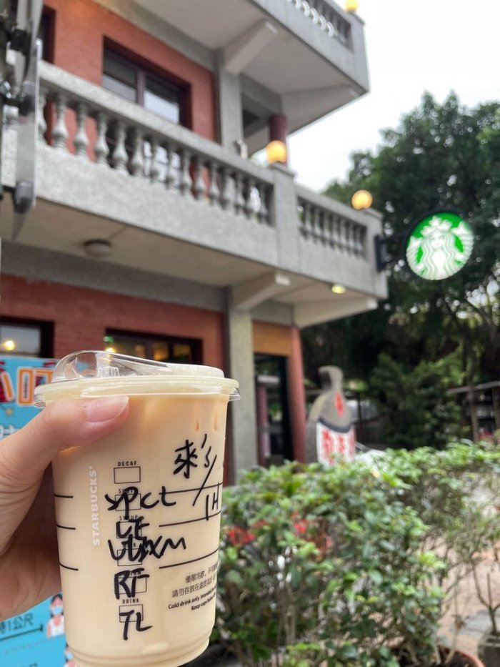有網友就在Dcard分享,自己姓藍,卻被店員寫成「來」。(翻攝自Dcard)