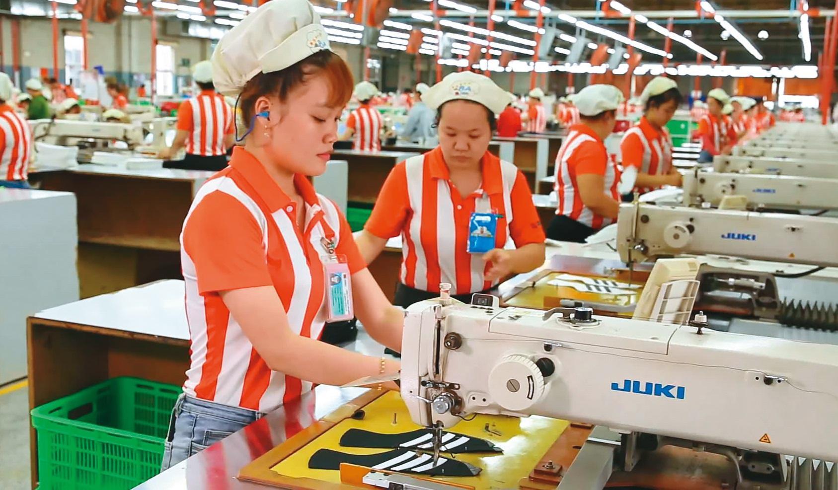 鞋業是勞力密集產業，志強國際在越南就有5個生產基地，圖為作業員車縫鞋底。（志強國際提供）