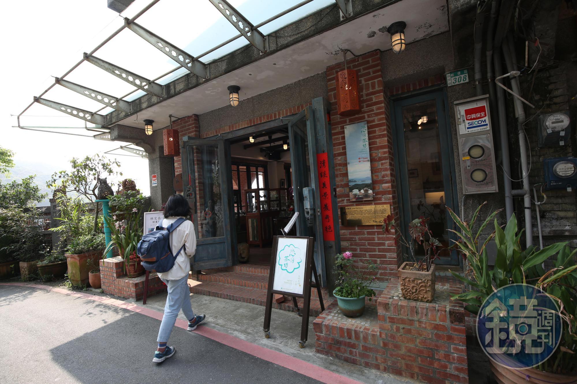 二館「水心月茶坊」為輕便路旁的紅磚建築。