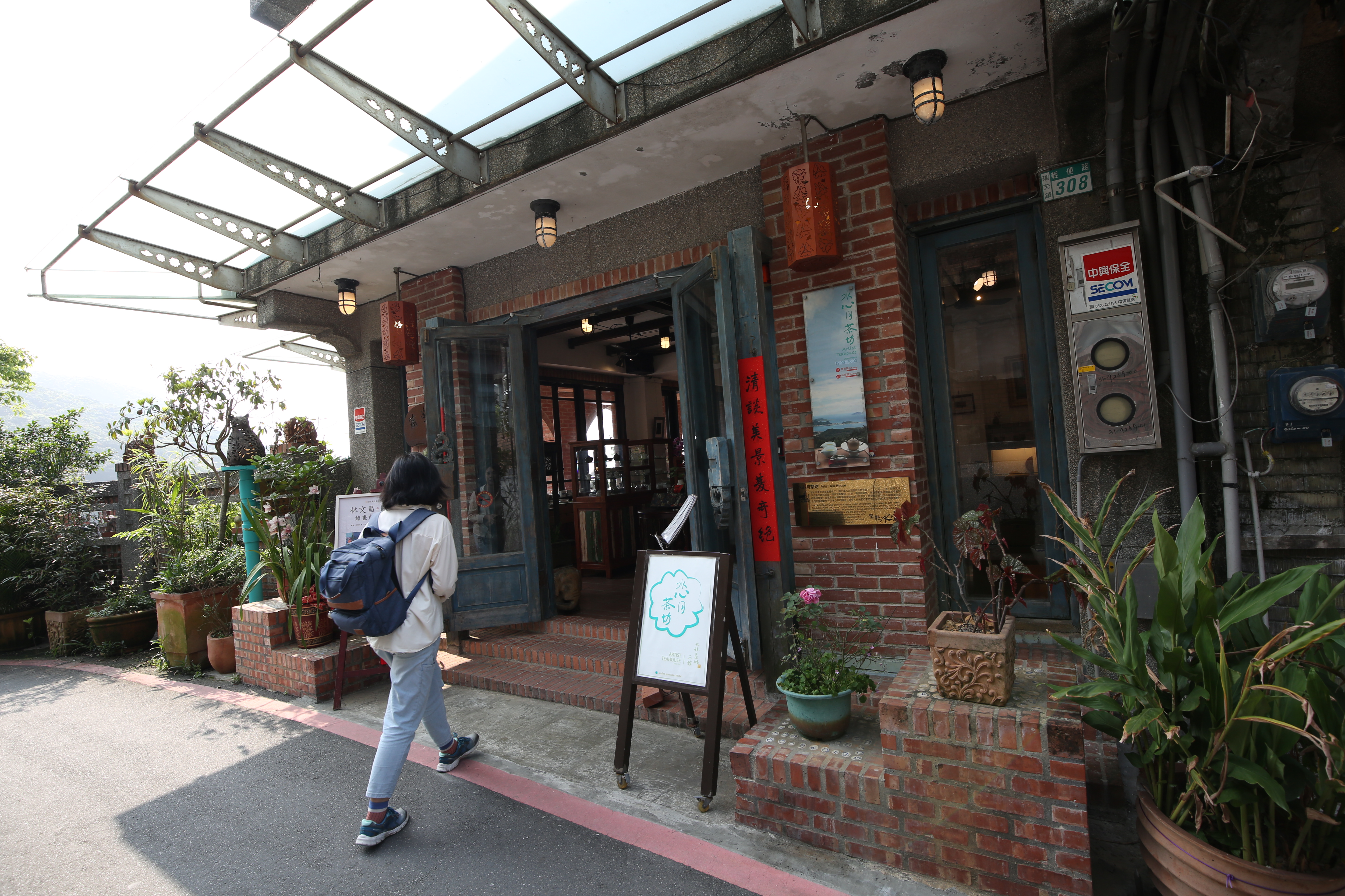 二館「水心月茶坊」為輕便路旁的紅磚建築。