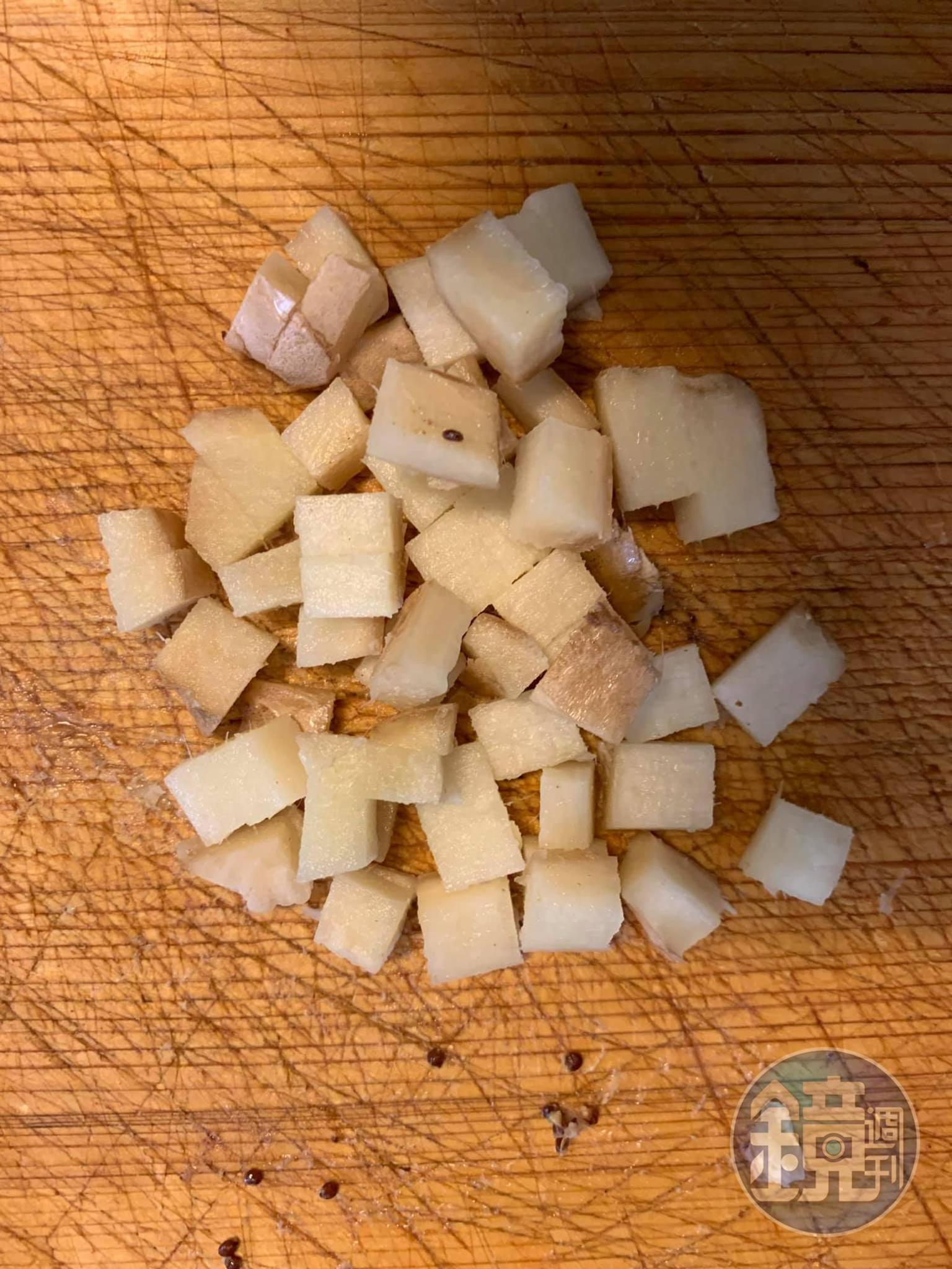 學柯文昌將老薑切成正方形的小粒，很有儀式感。