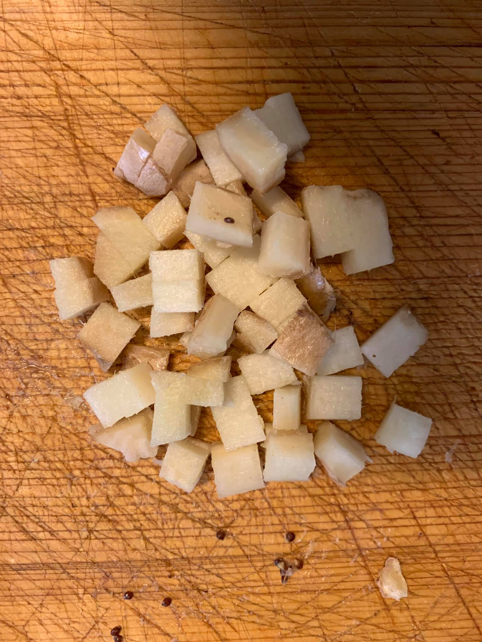 學柯文昌將老薑切成正方形的小粒，很有儀式感。